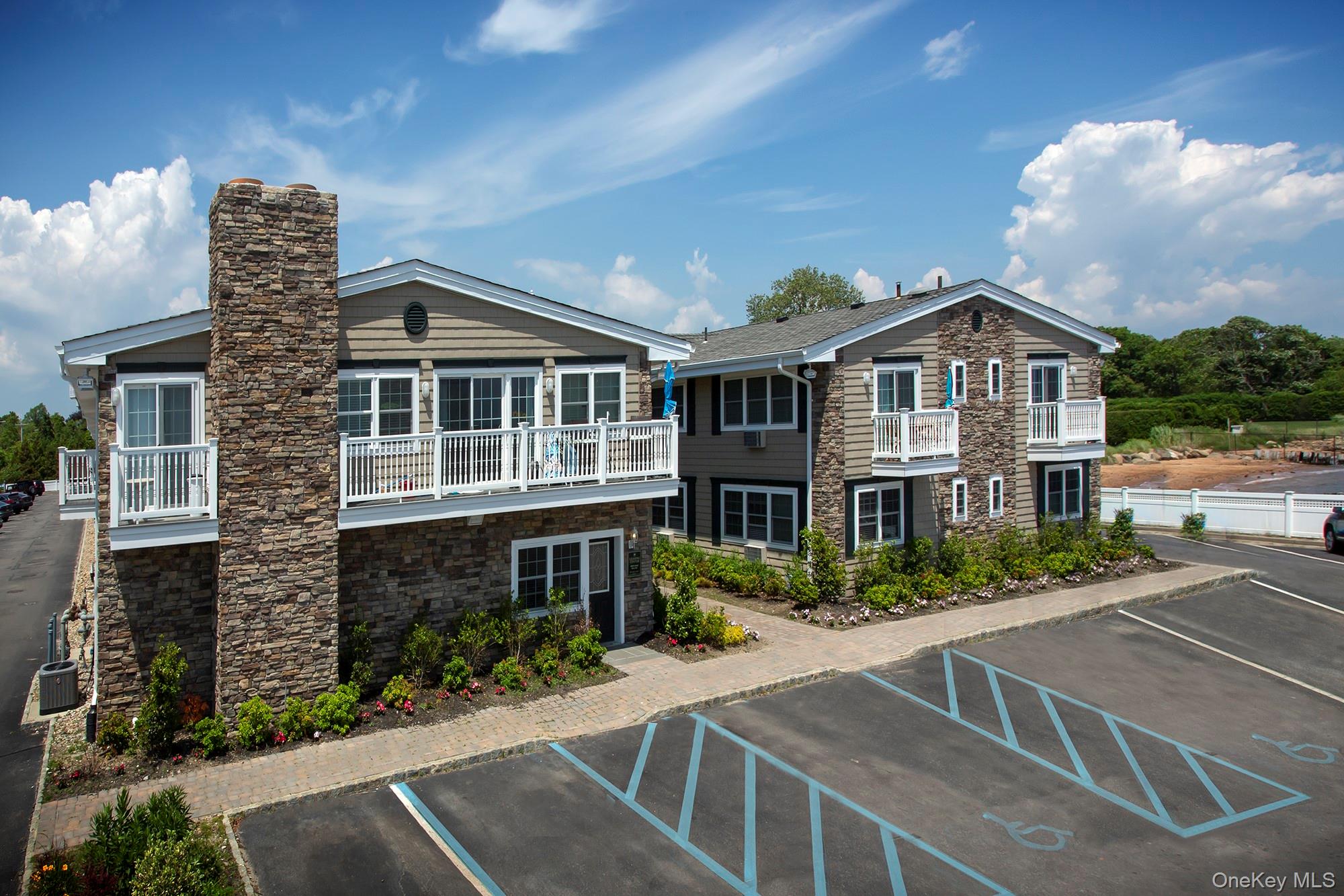 333 Candee Avenue # D4, Sayville, NY 11782