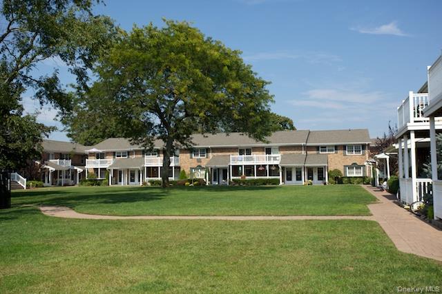 16 Saxon Avenue # 08, Bay Shore, NY 11706