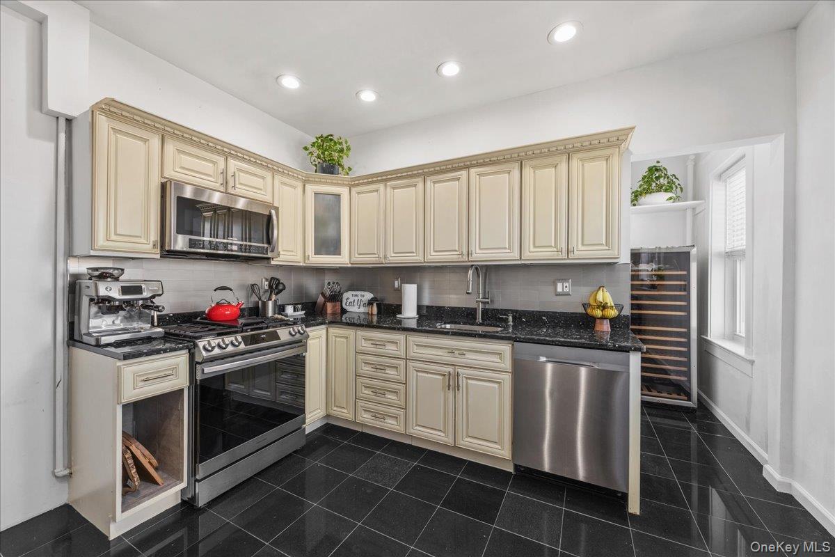 27 Locust Avenue # 4N, New Rochelle, NY 10801