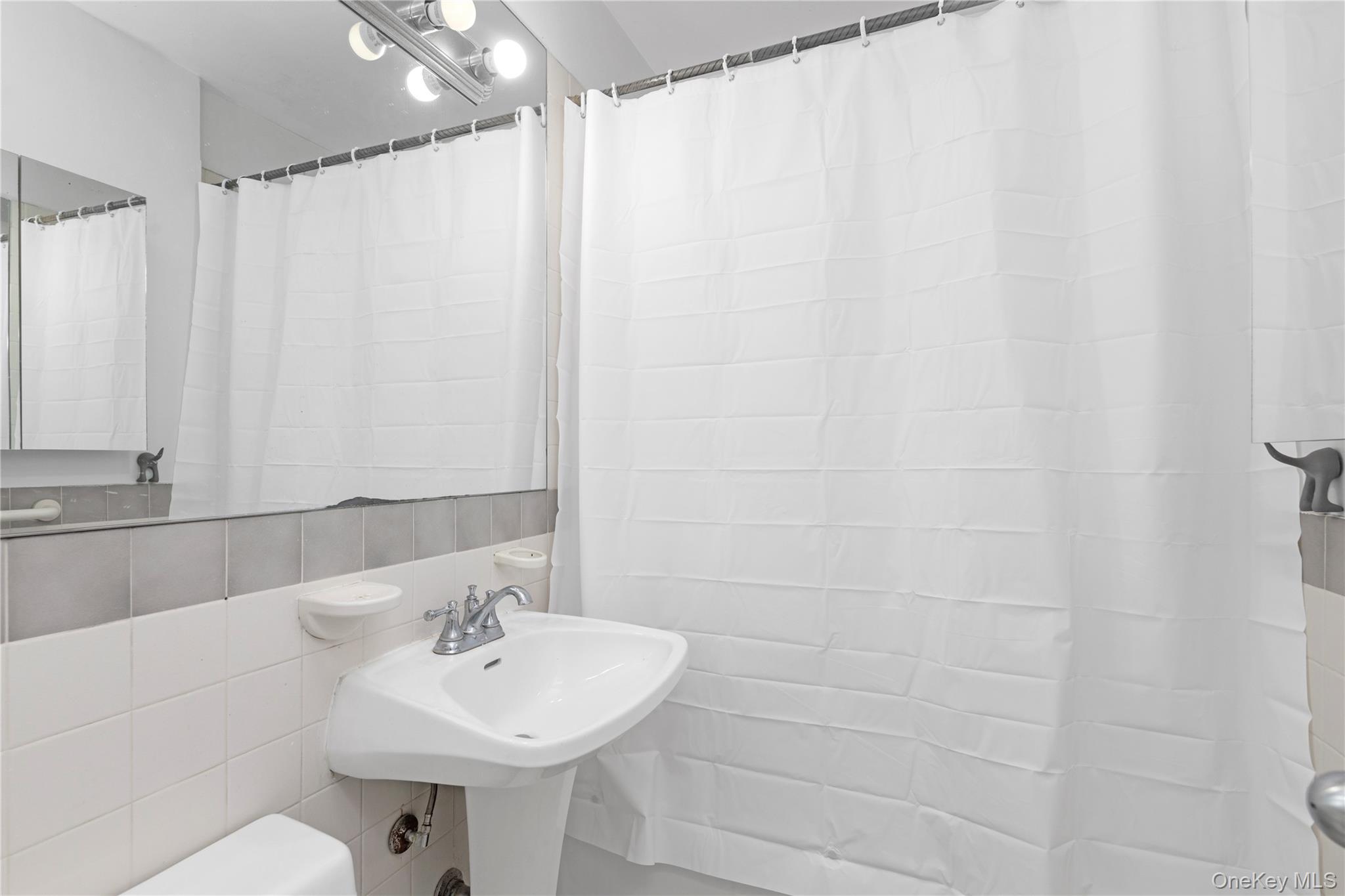 150-11 72nd Road # 6E, Kew Garden Hills, NY 11367