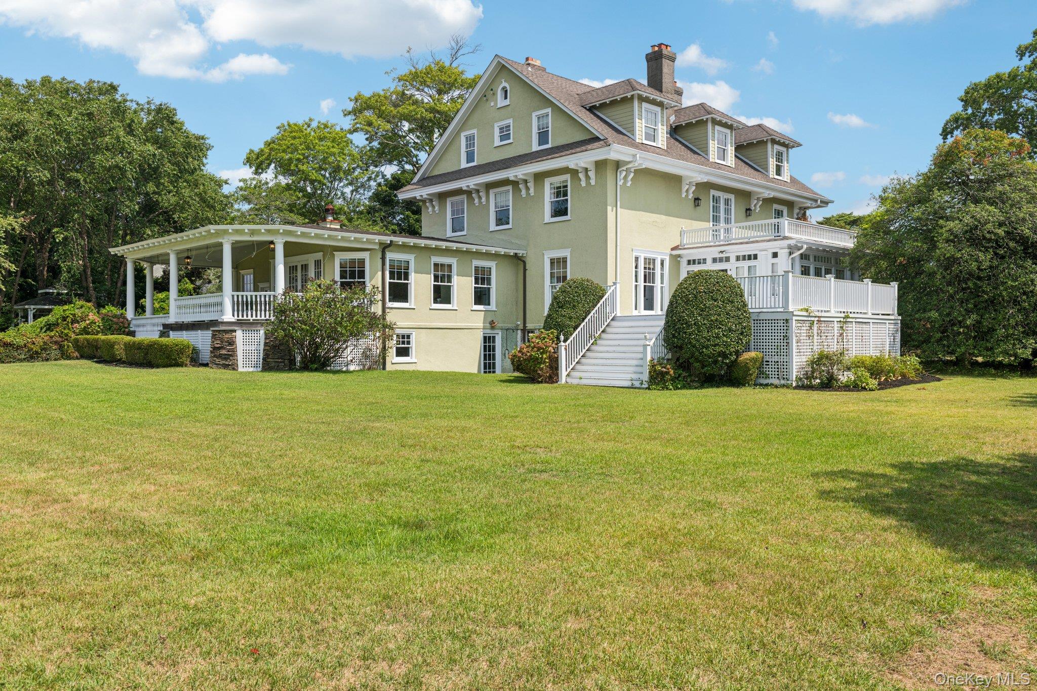 90 Thompson Avenue, Babylon, NY 11702