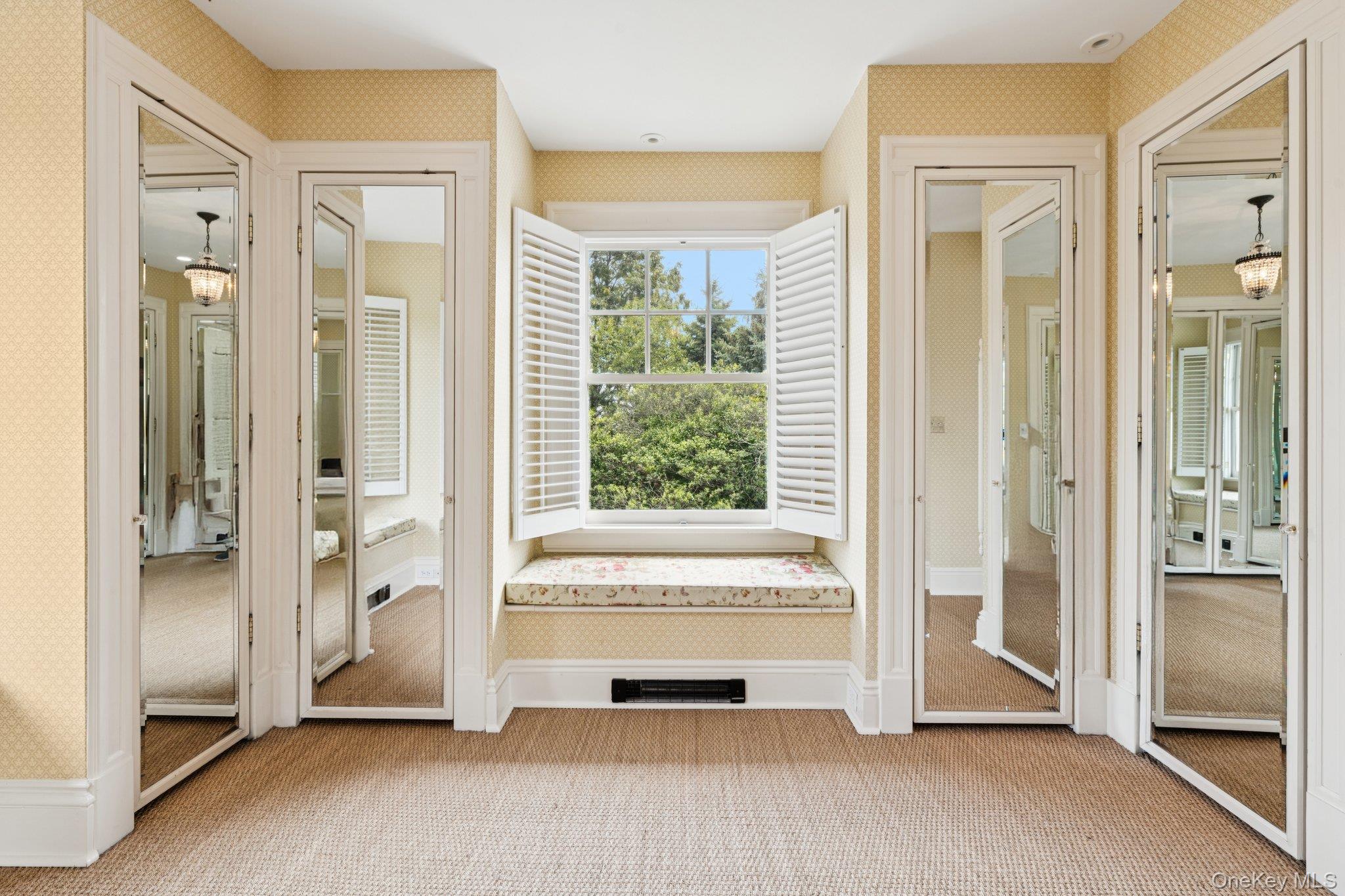 90 Thompson Avenue, Babylon, NY 11702