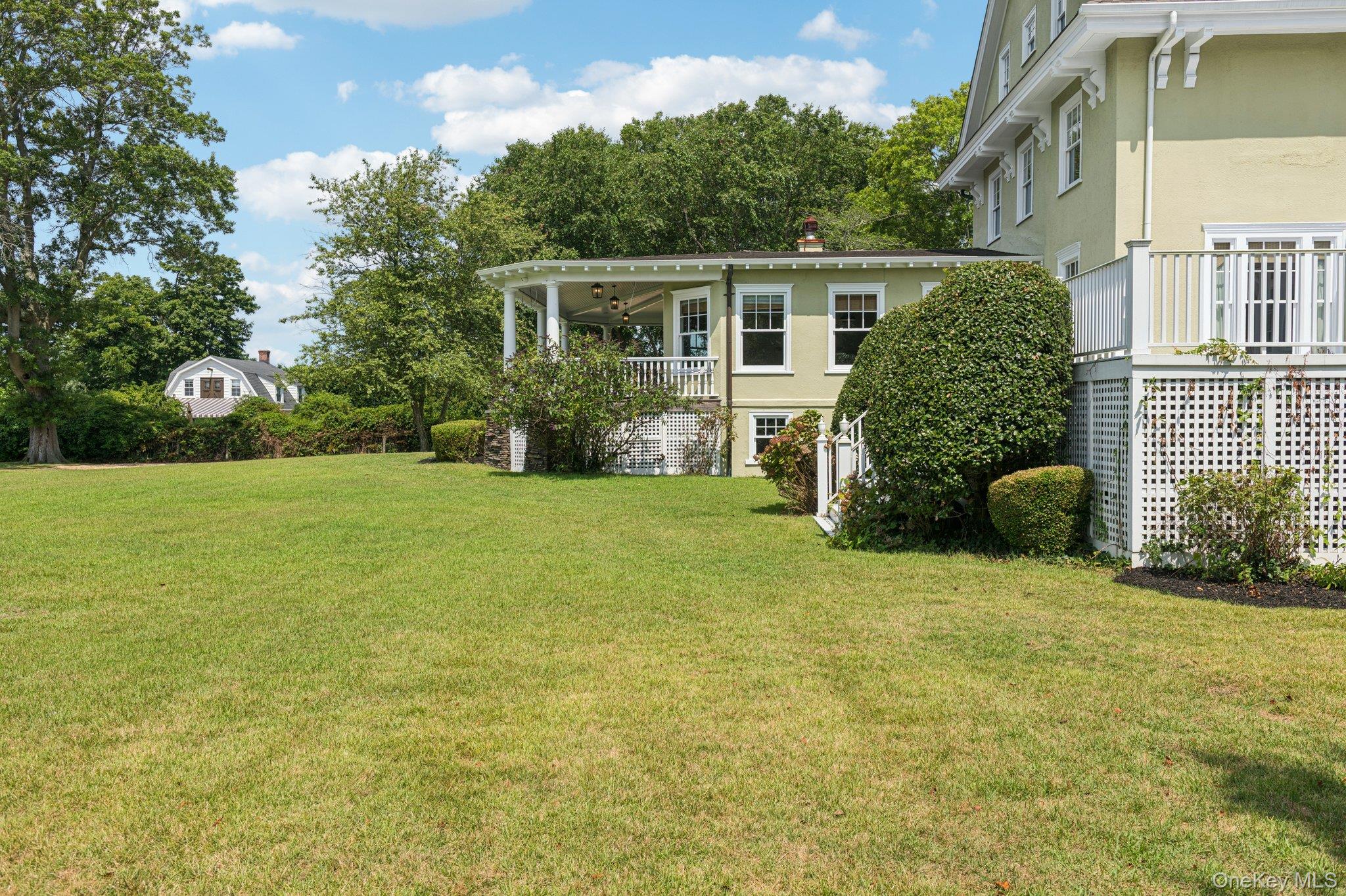 90 Thompson Avenue, Babylon, NY 11702