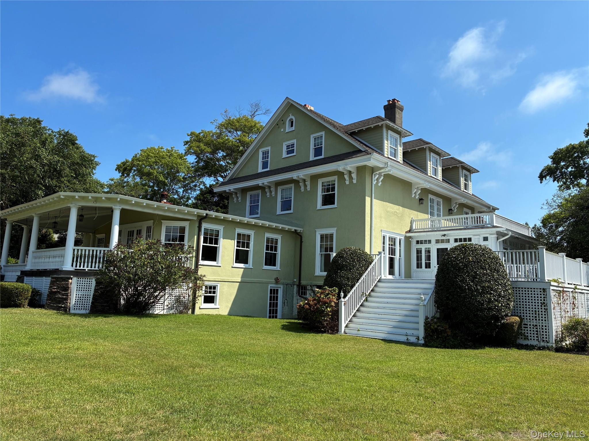 90 Thompson Avenue, Babylon, NY 11702