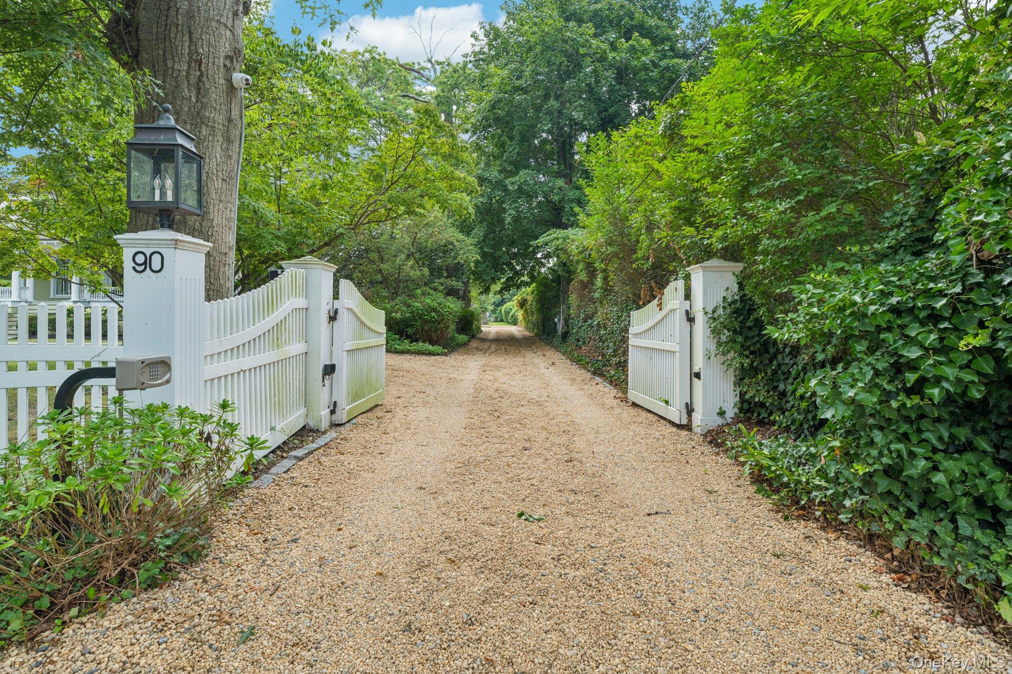 90 Thompson Avenue, Babylon, NY 11702