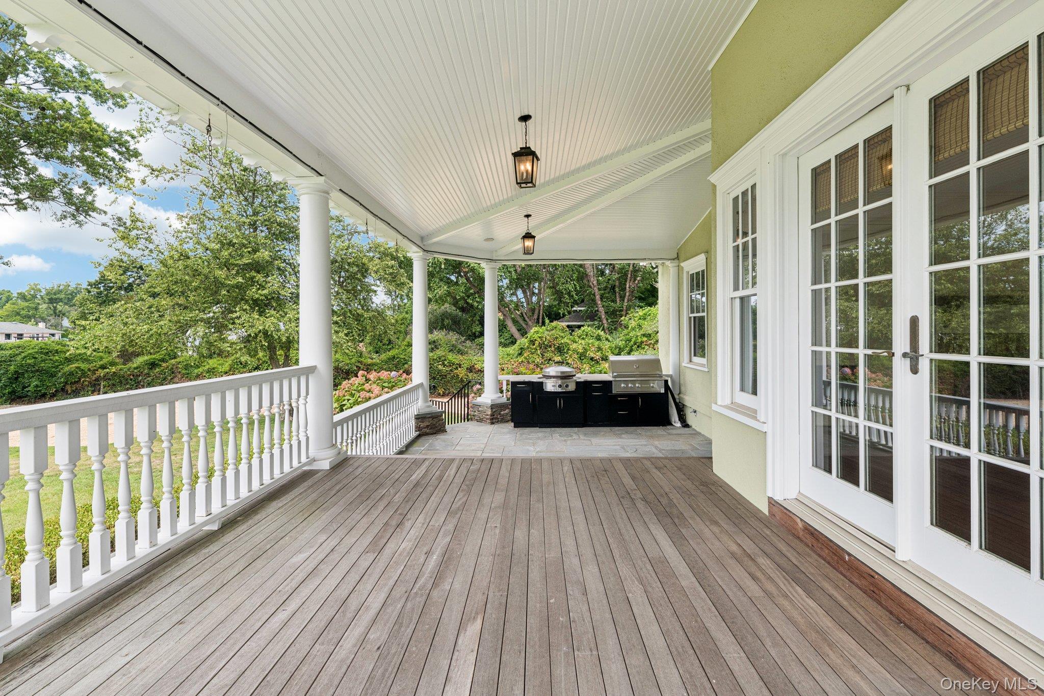 90 Thompson Avenue, Babylon, NY 11702