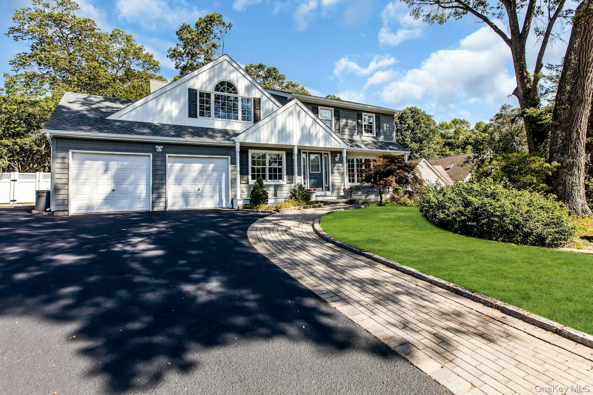 7 Whitespruce Lane, Hauppauge, NY 11788
