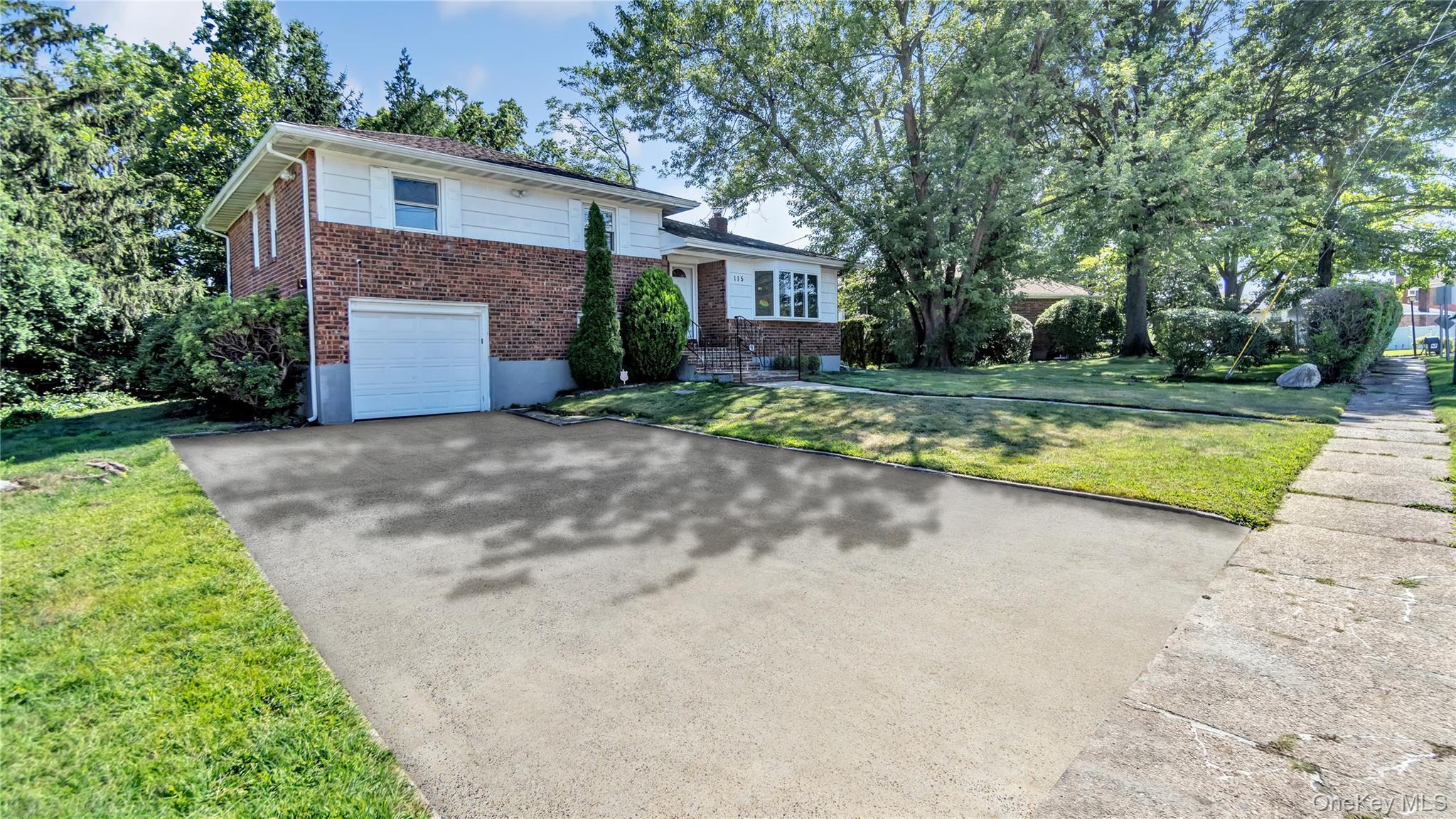 115 Old Courthouse Road, Manhasset Hills, NY 11040