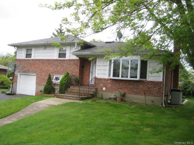 115 Old Courthouse Road, Manhasset Hills, NY 11040