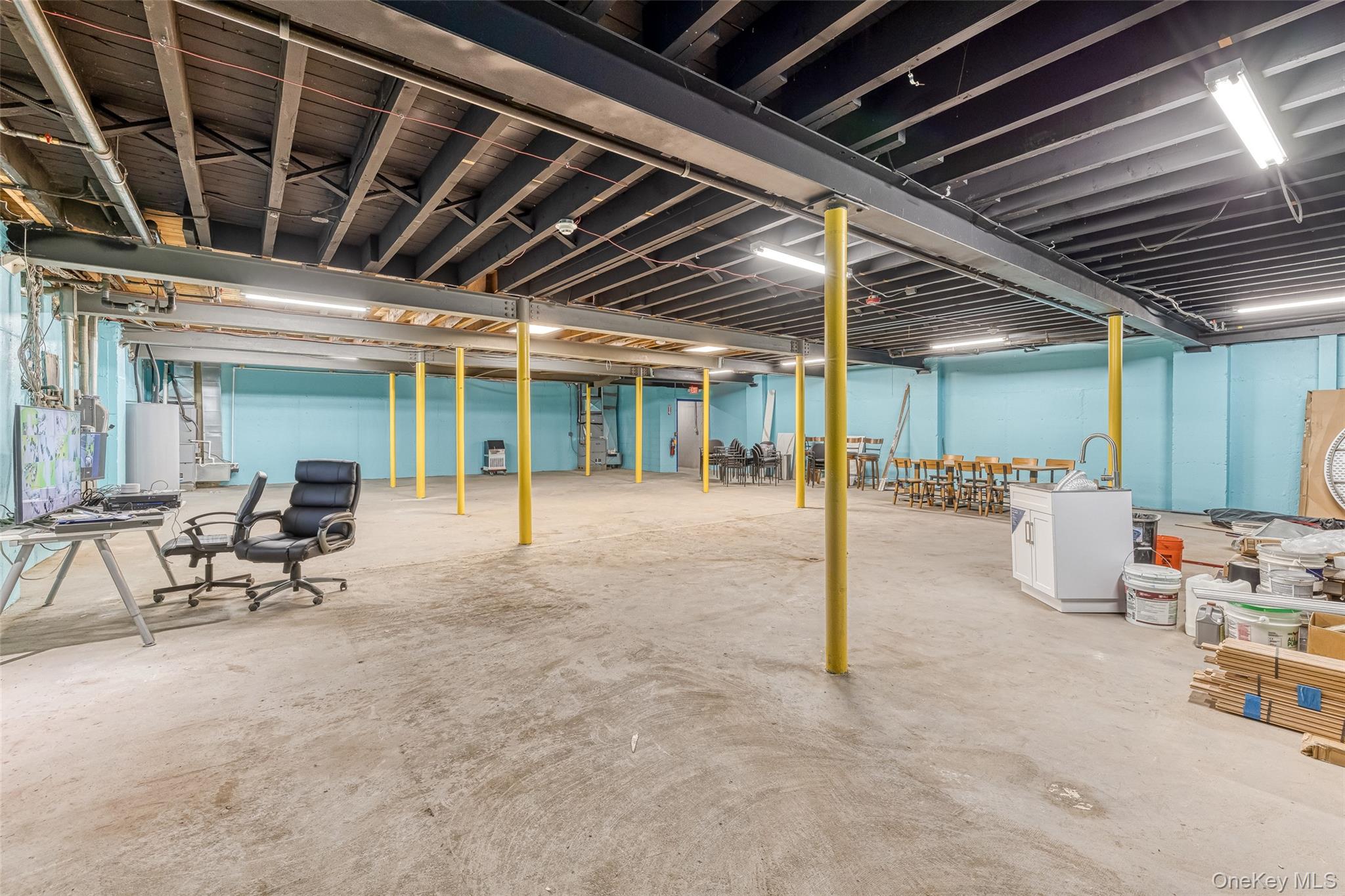 27 Post Avenue, Westbury, NY 11590