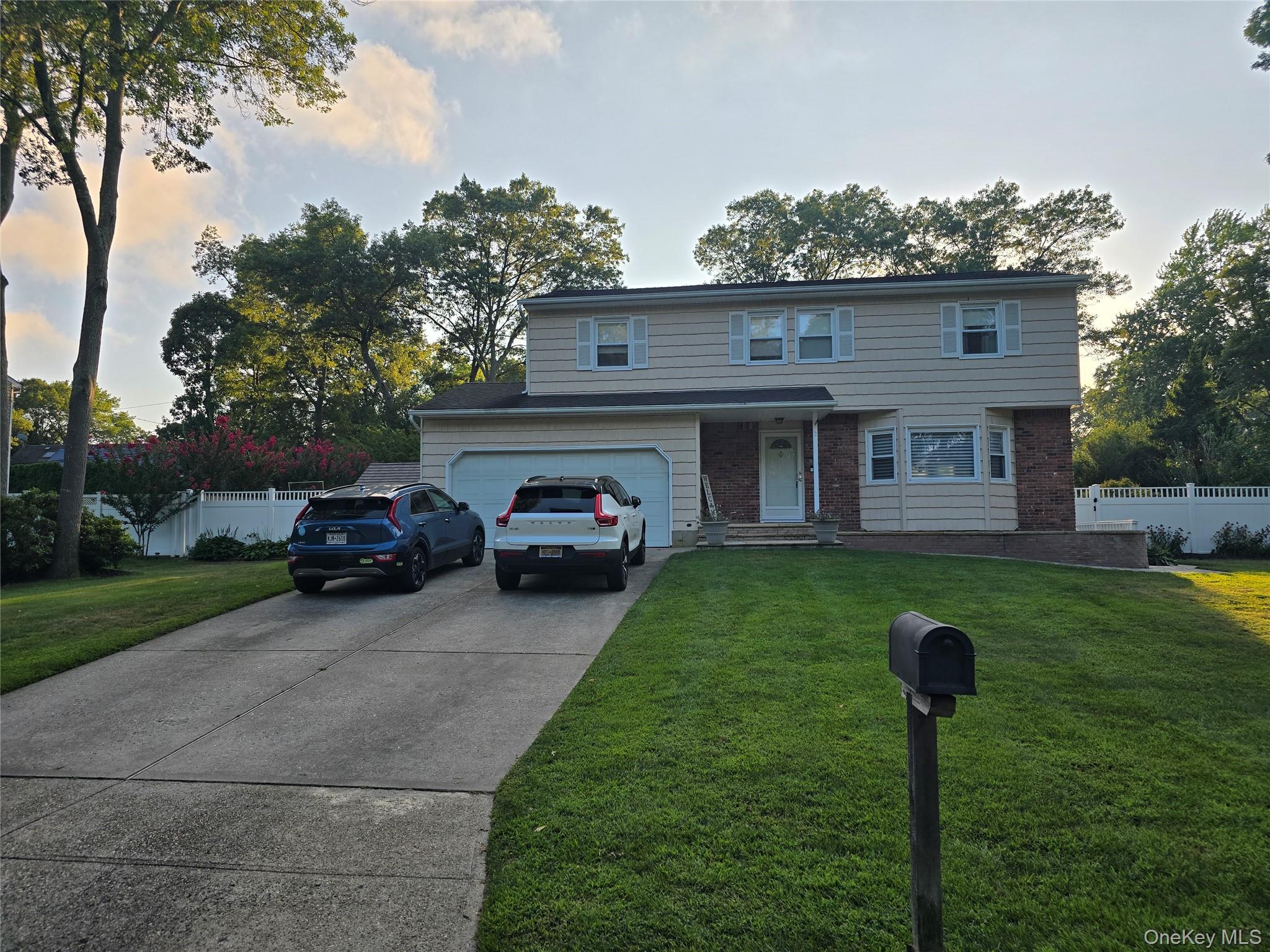 10 Elan Lane, Ronkonkoma, NY 11779