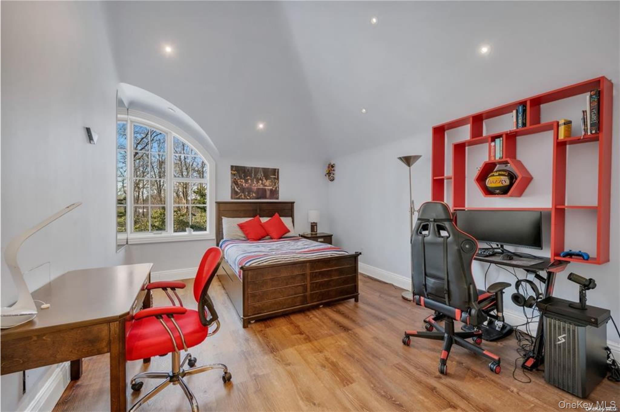 12 Sloanes Court, Sands Point, NY 11050