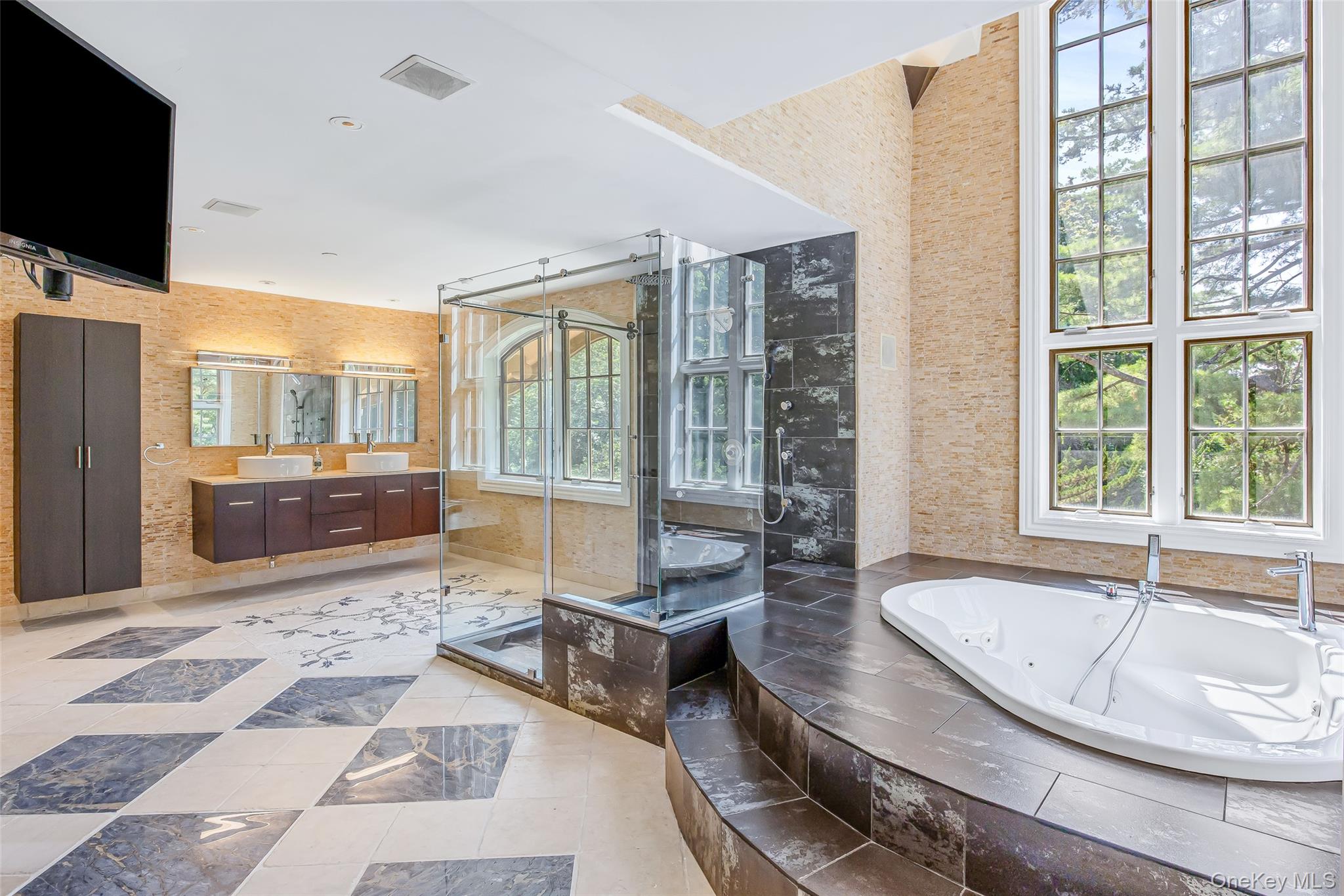 12 Sloanes Court, Sands Point, NY 11050