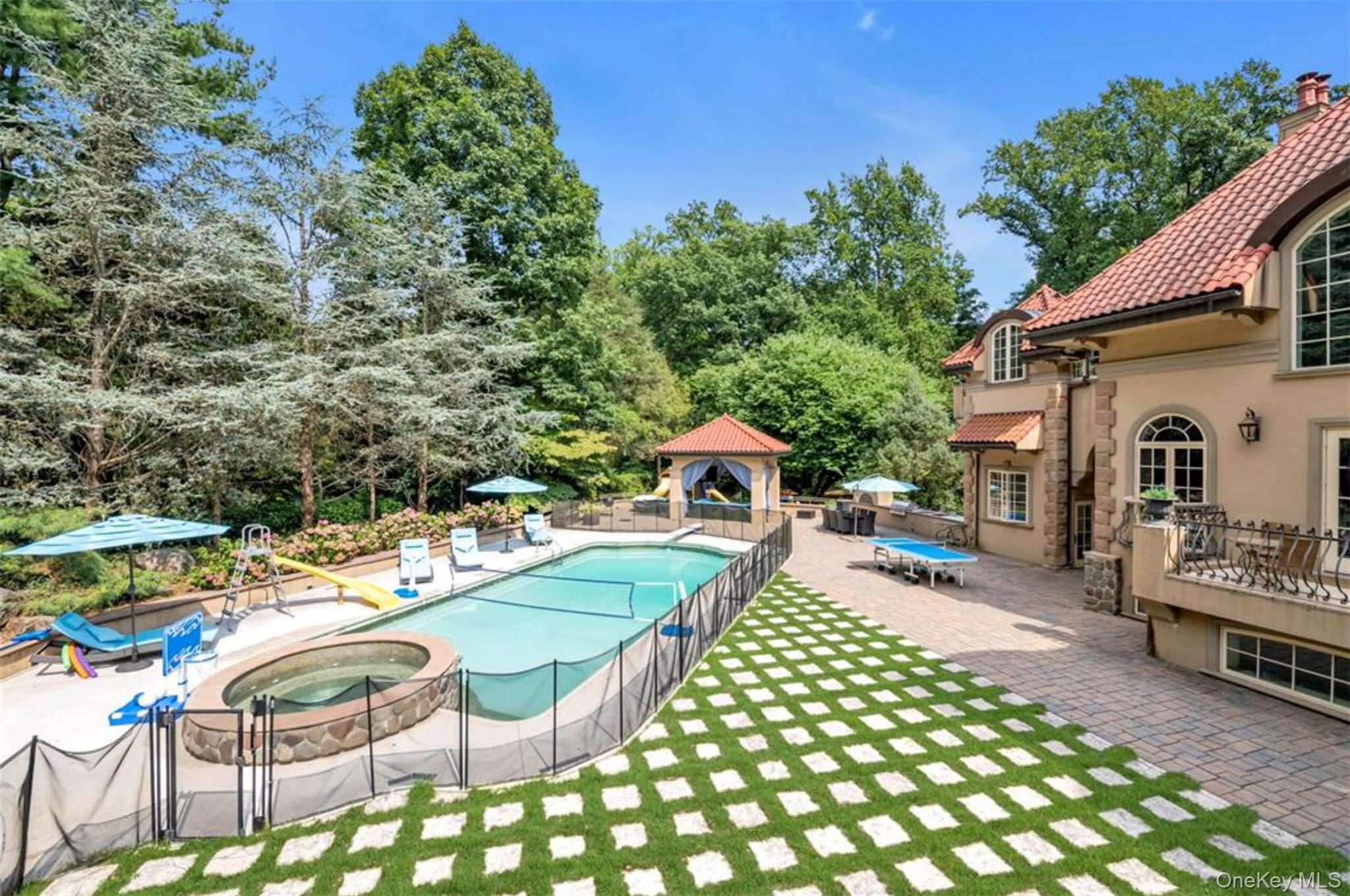 12 Sloanes Court, Sands Point, NY 11050