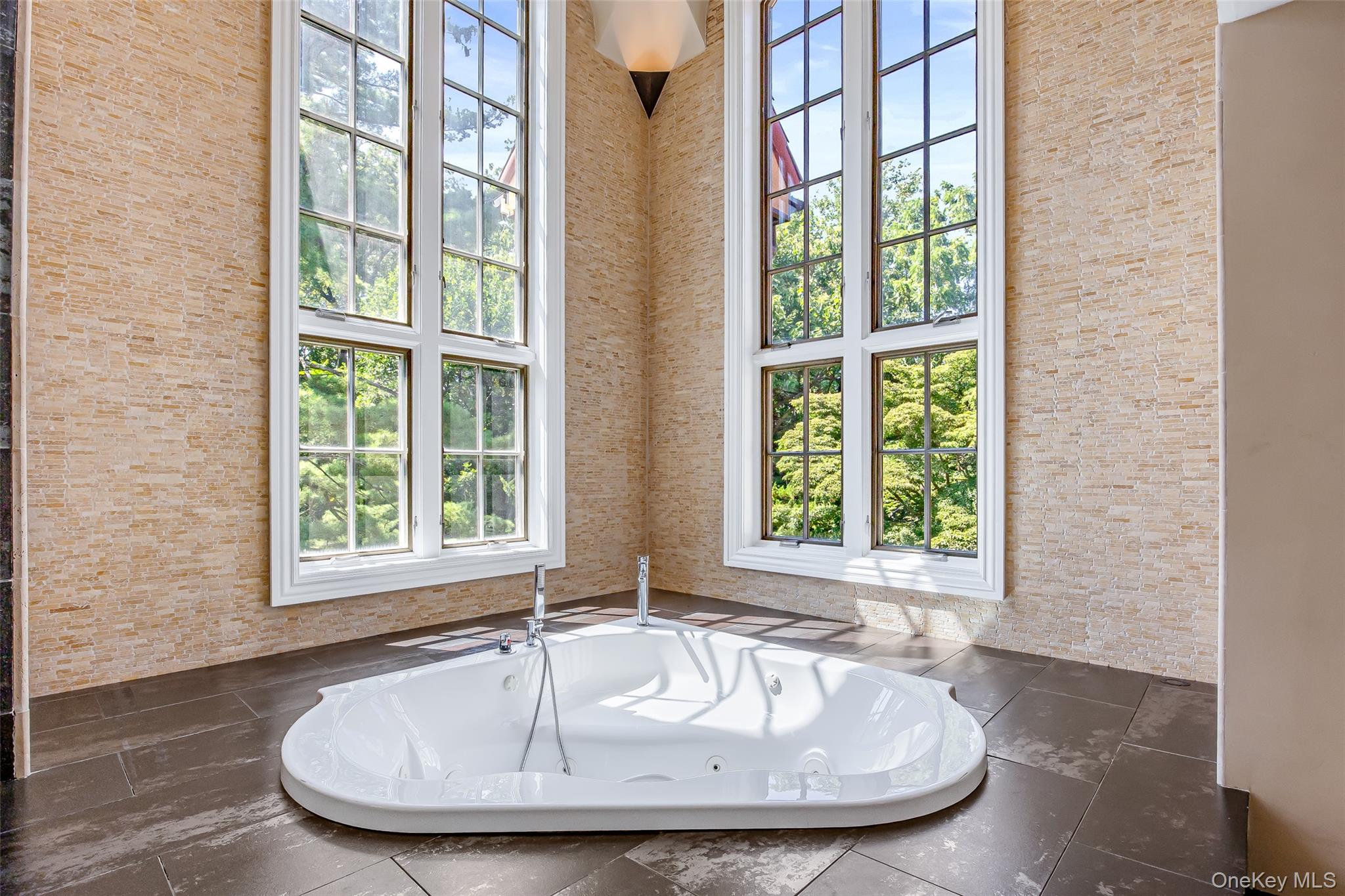 12 Sloanes Court, Sands Point, NY 11050