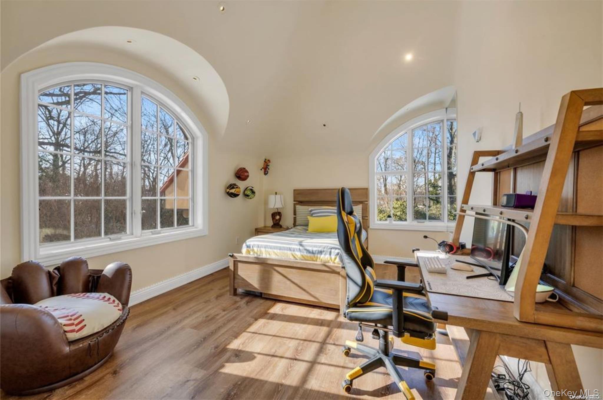 12 Sloanes Court, Sands Point, NY 11050