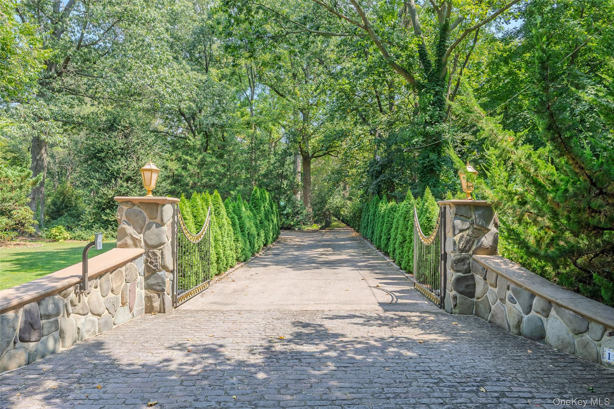 12 Sloanes Court, Sands Point, NY 11050