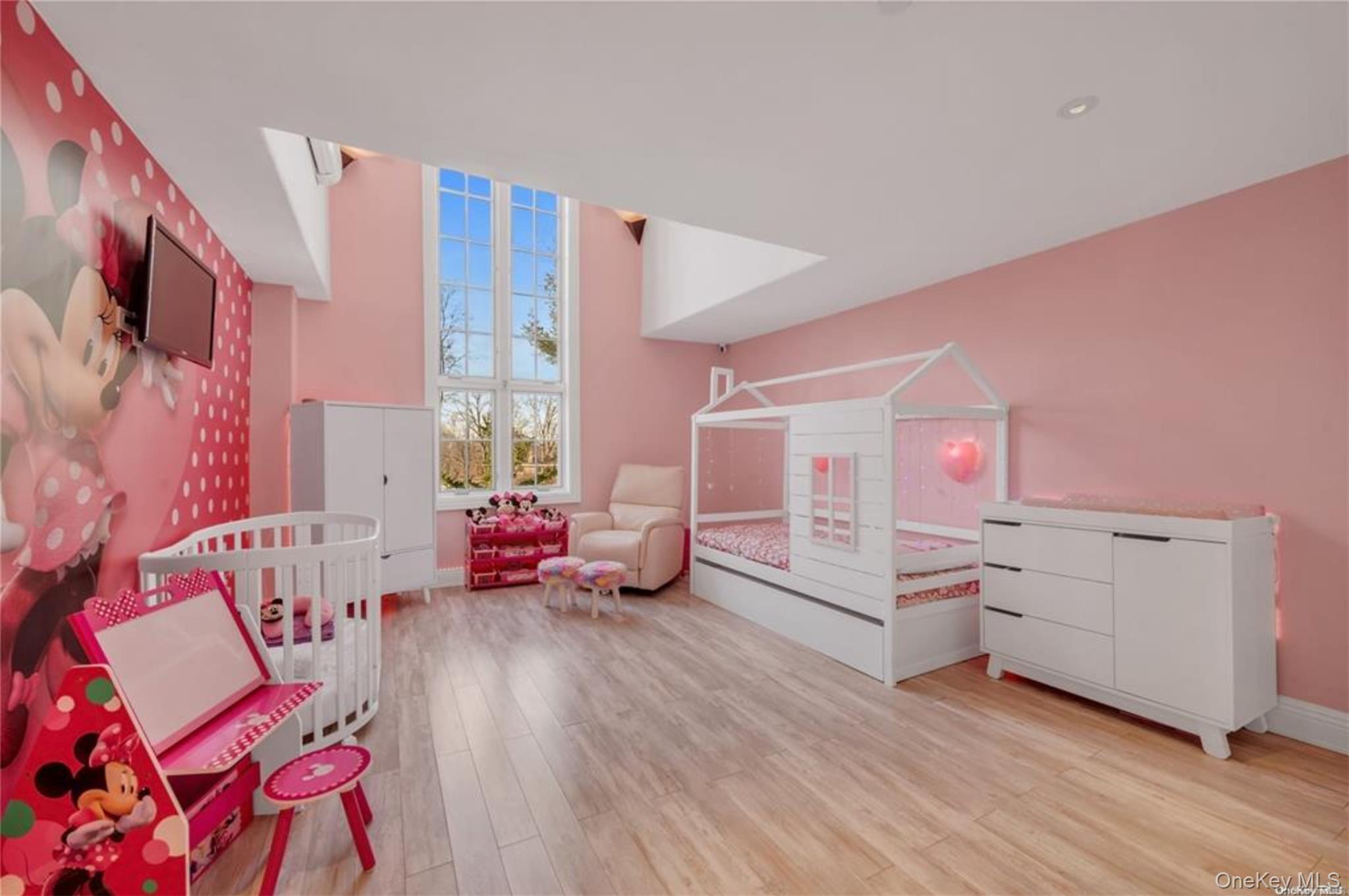 12 Sloanes Court, Sands Point, NY 11050