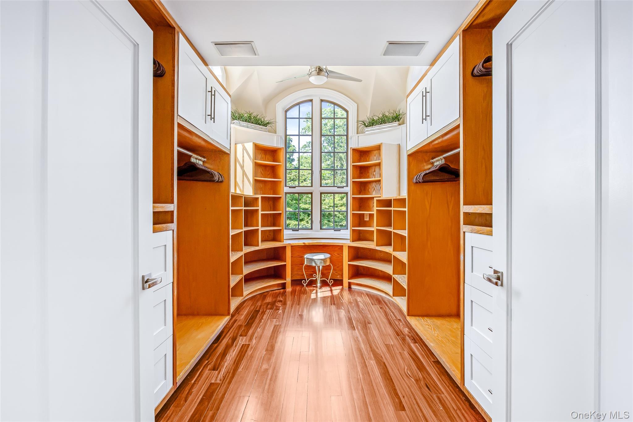 12 Sloanes Court, Sands Point, NY 11050