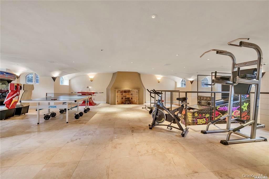 12 Sloanes Court, Sands Point, NY 11050