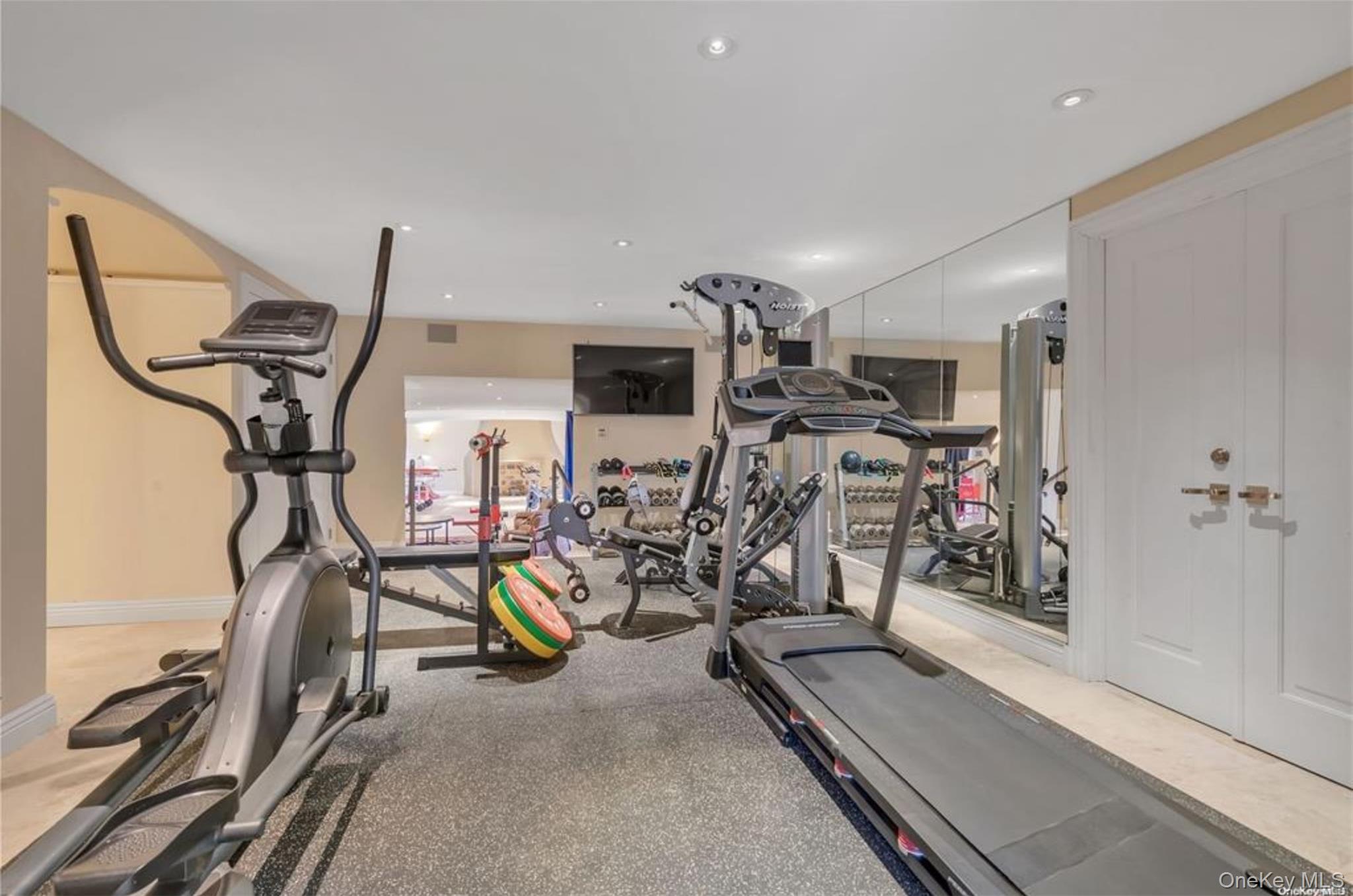 12 Sloanes Court, Sands Point, NY 11050