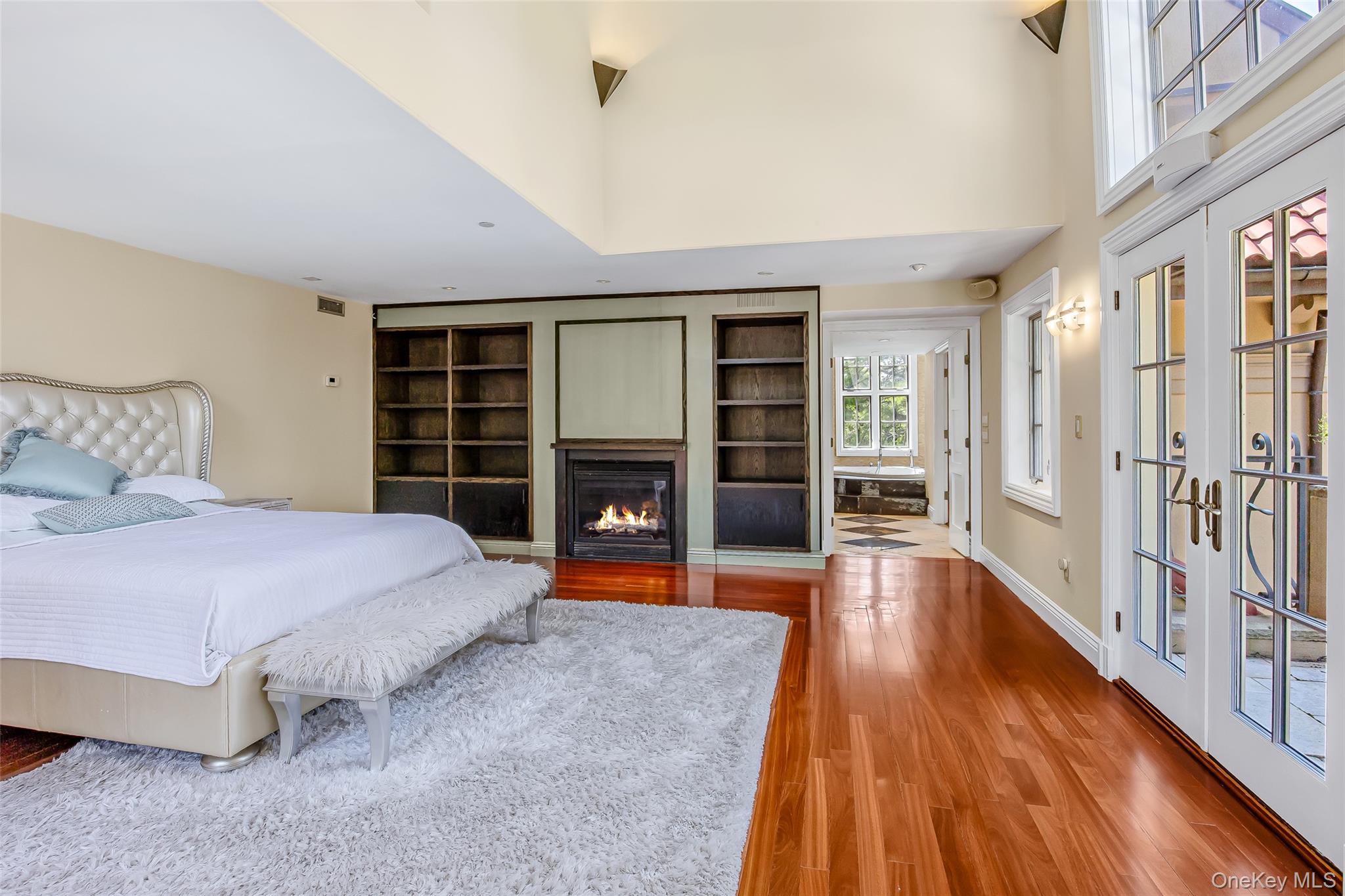 12 Sloanes Court, Sands Point, NY 11050