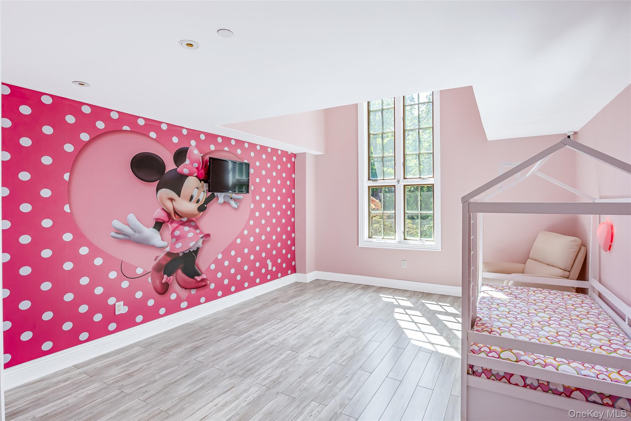 12 Sloanes Court, Sands Point, NY 11050