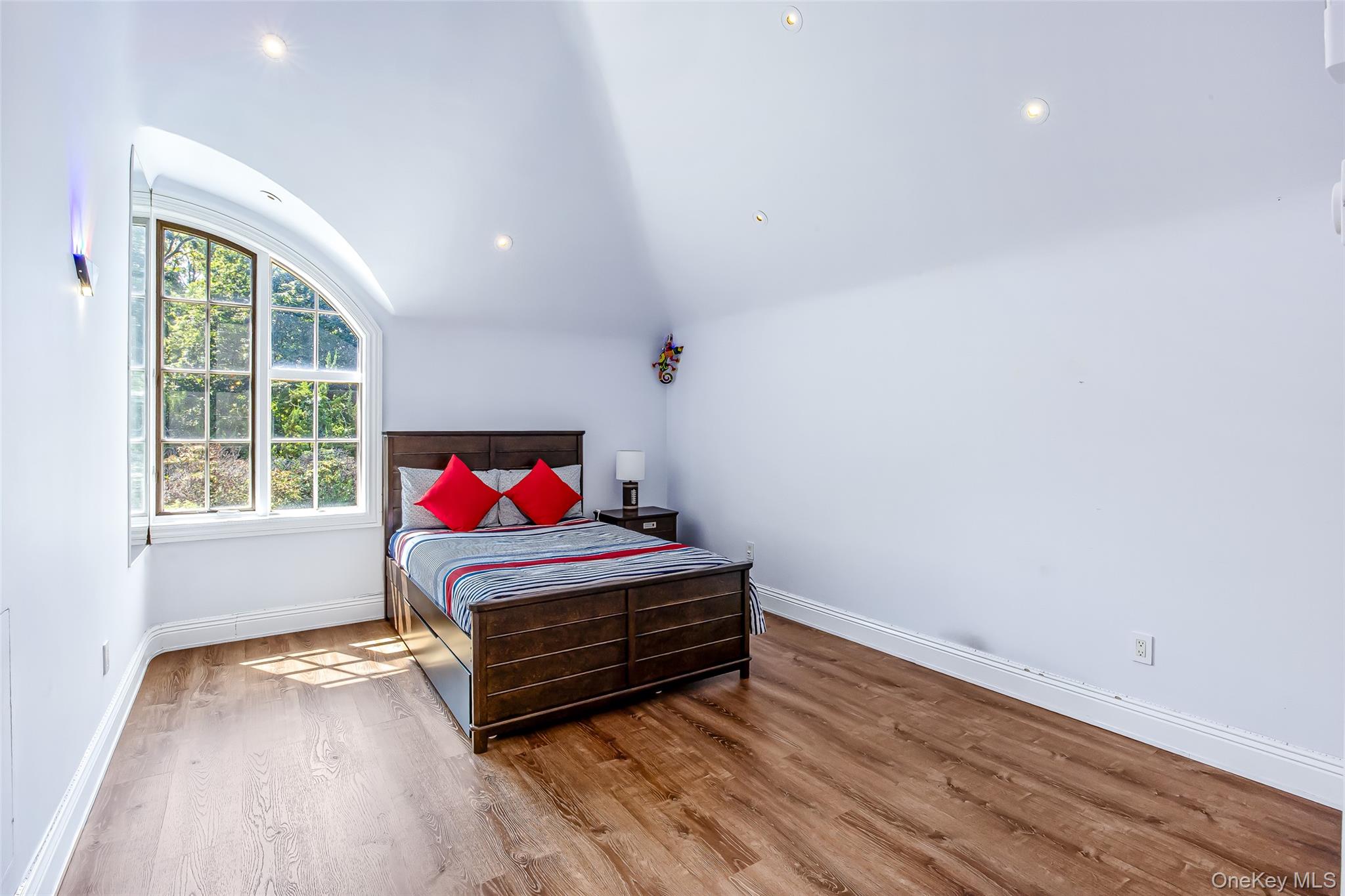 12 Sloanes Court, Sands Point, NY 11050