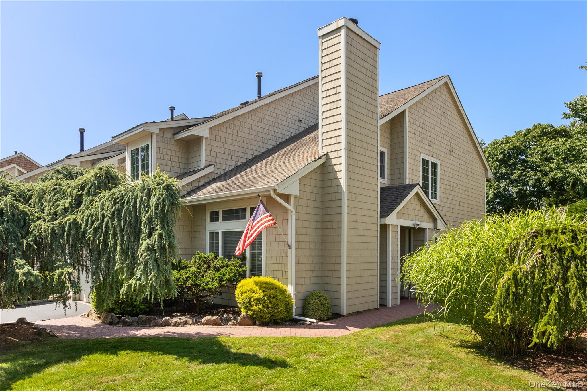 21 Oakmont Lane, Bay Shore, NY 11706