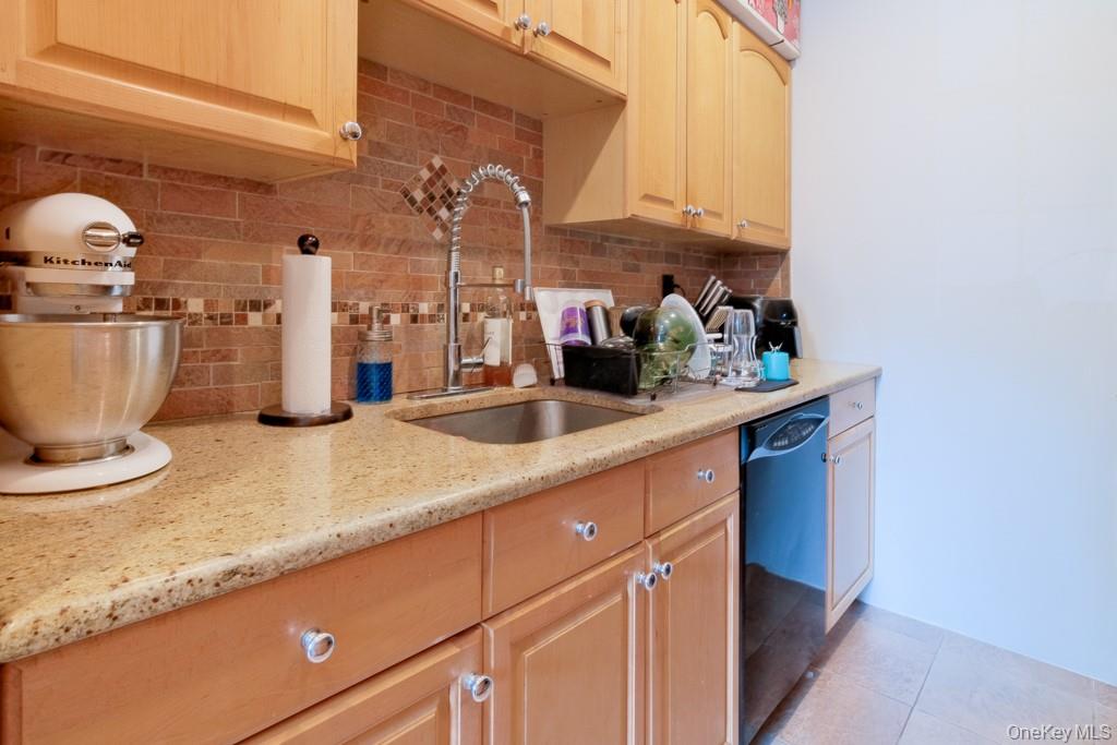 23 Old Mamaroneck Road # 1M, White Plains, NY 10605