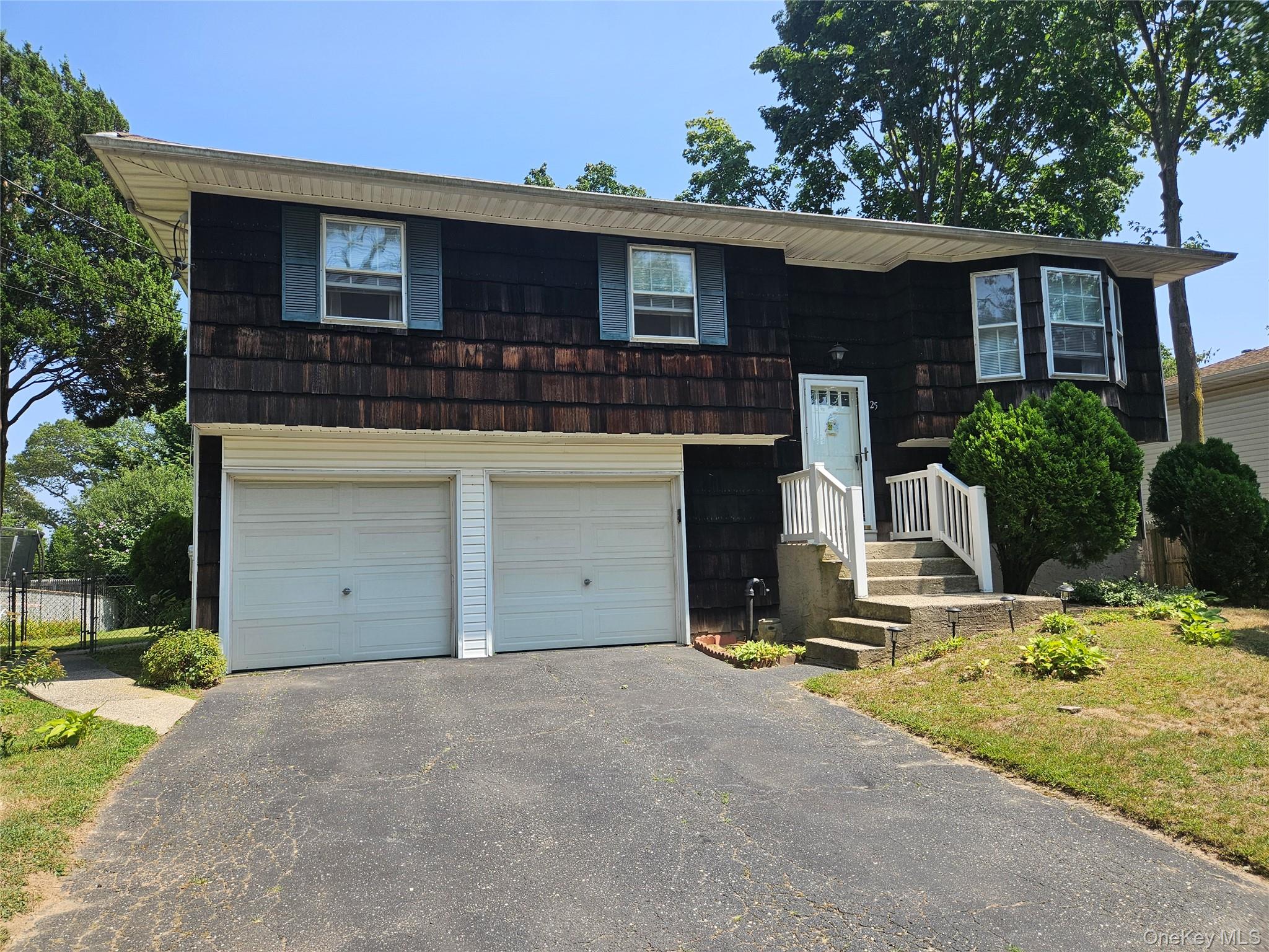 25 Pacific Ave, East Islip, NY 11730
