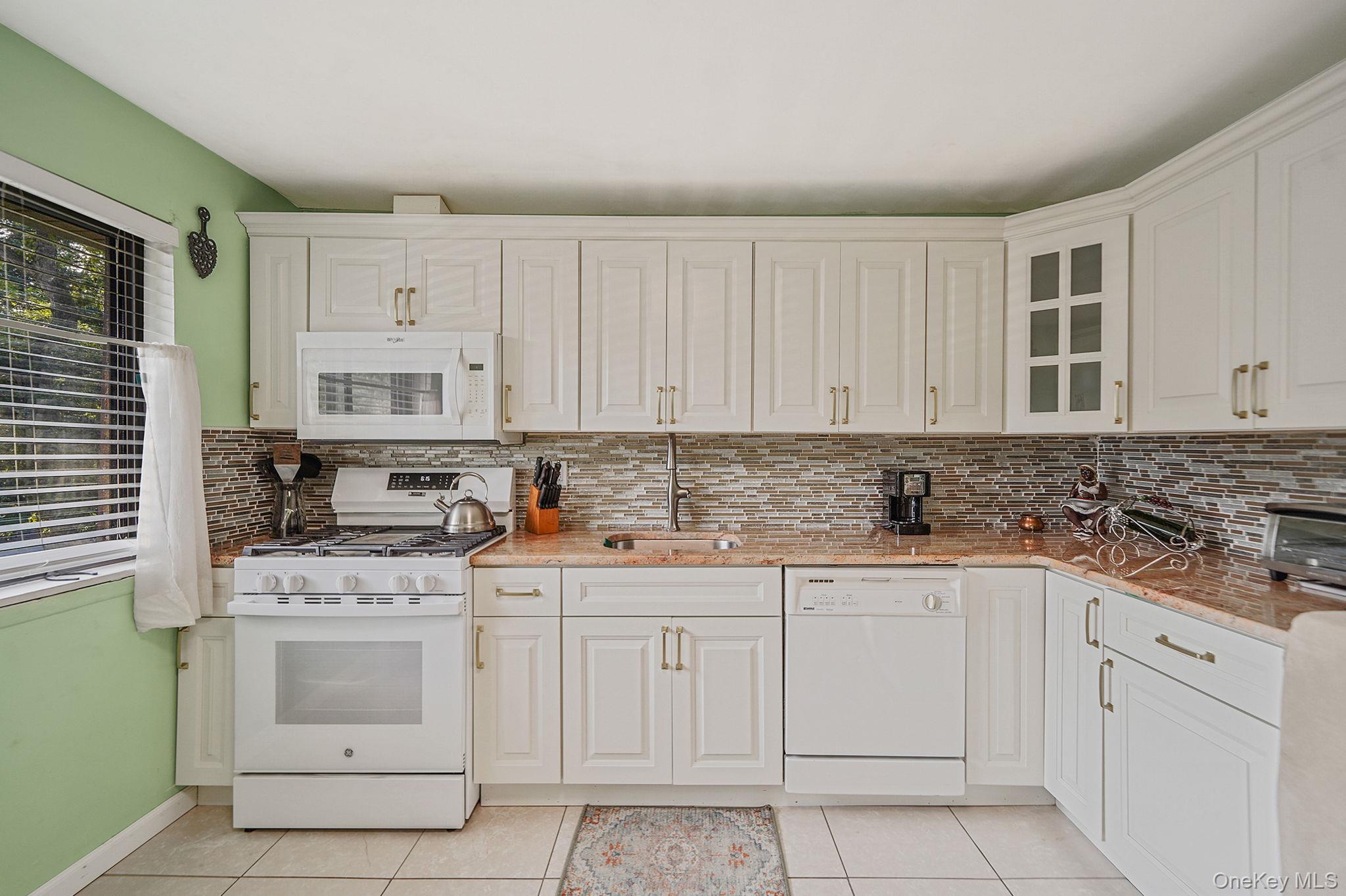 185 Newbrook # 185, Bay Shore, NY 11706