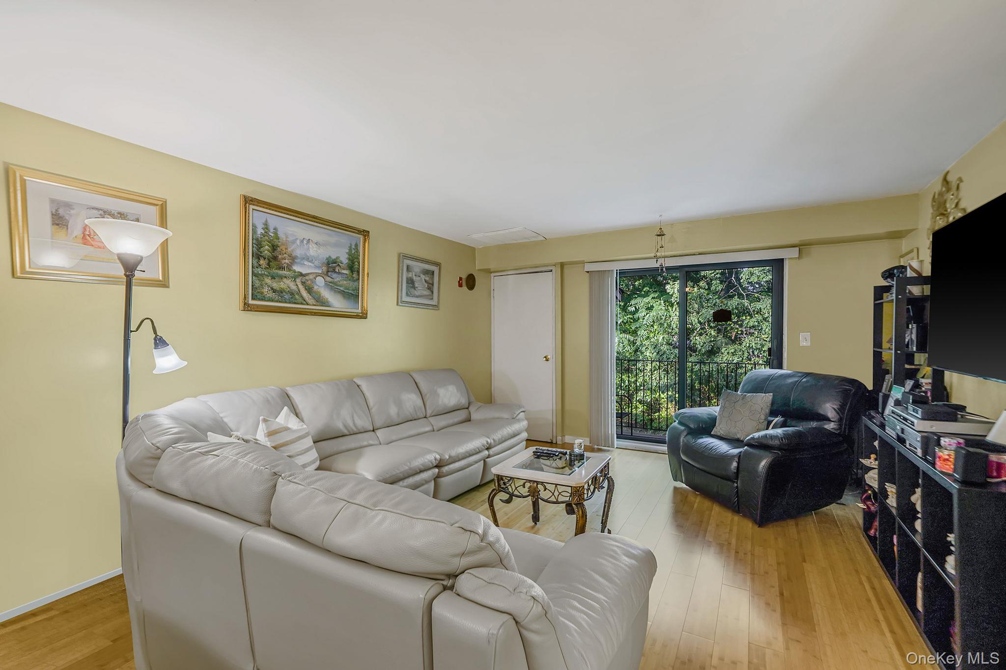 185 Newbrook # 185, Bay Shore, NY 11706