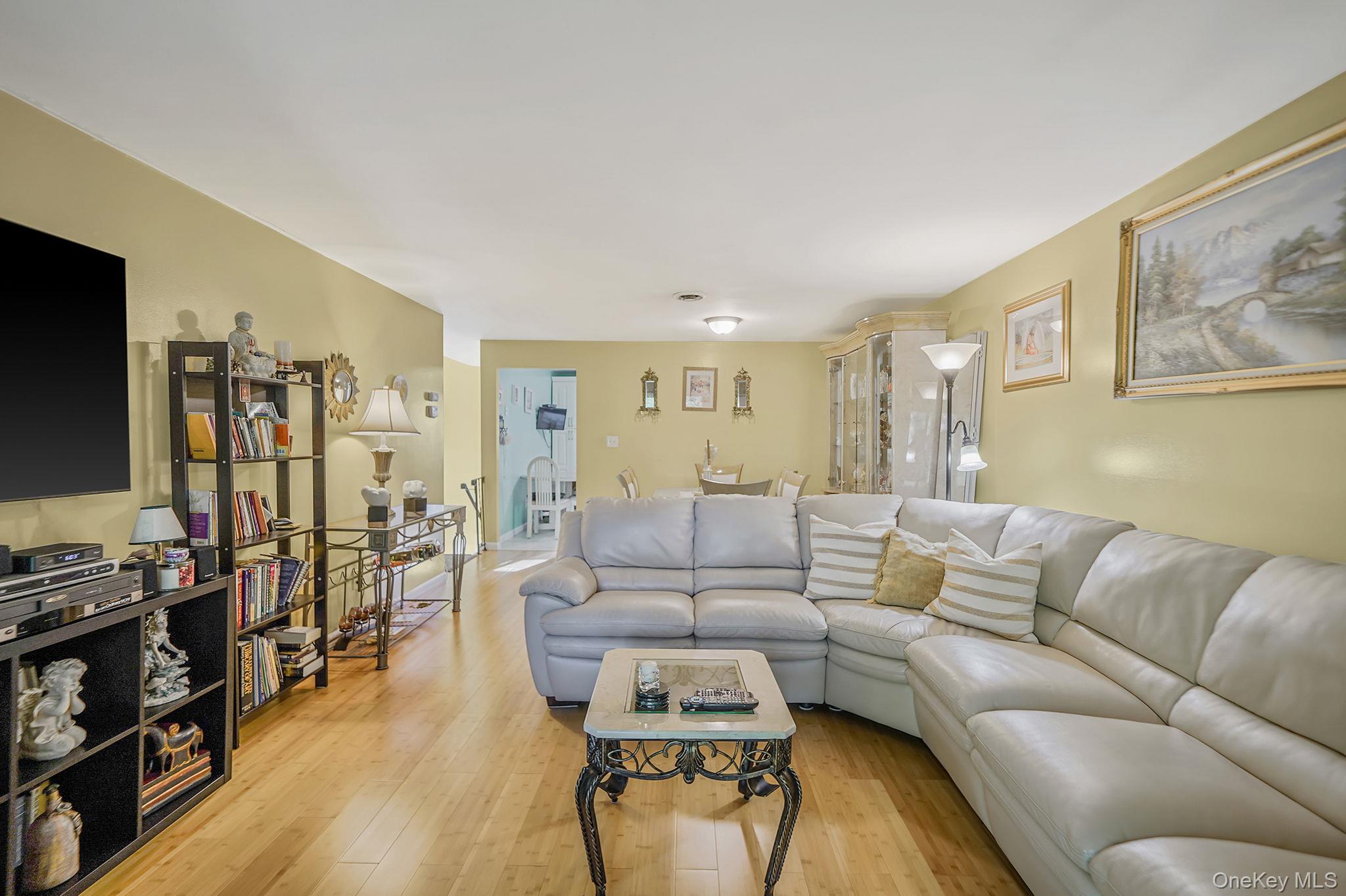 185 Newbrook # 185, Bay Shore, NY 11706