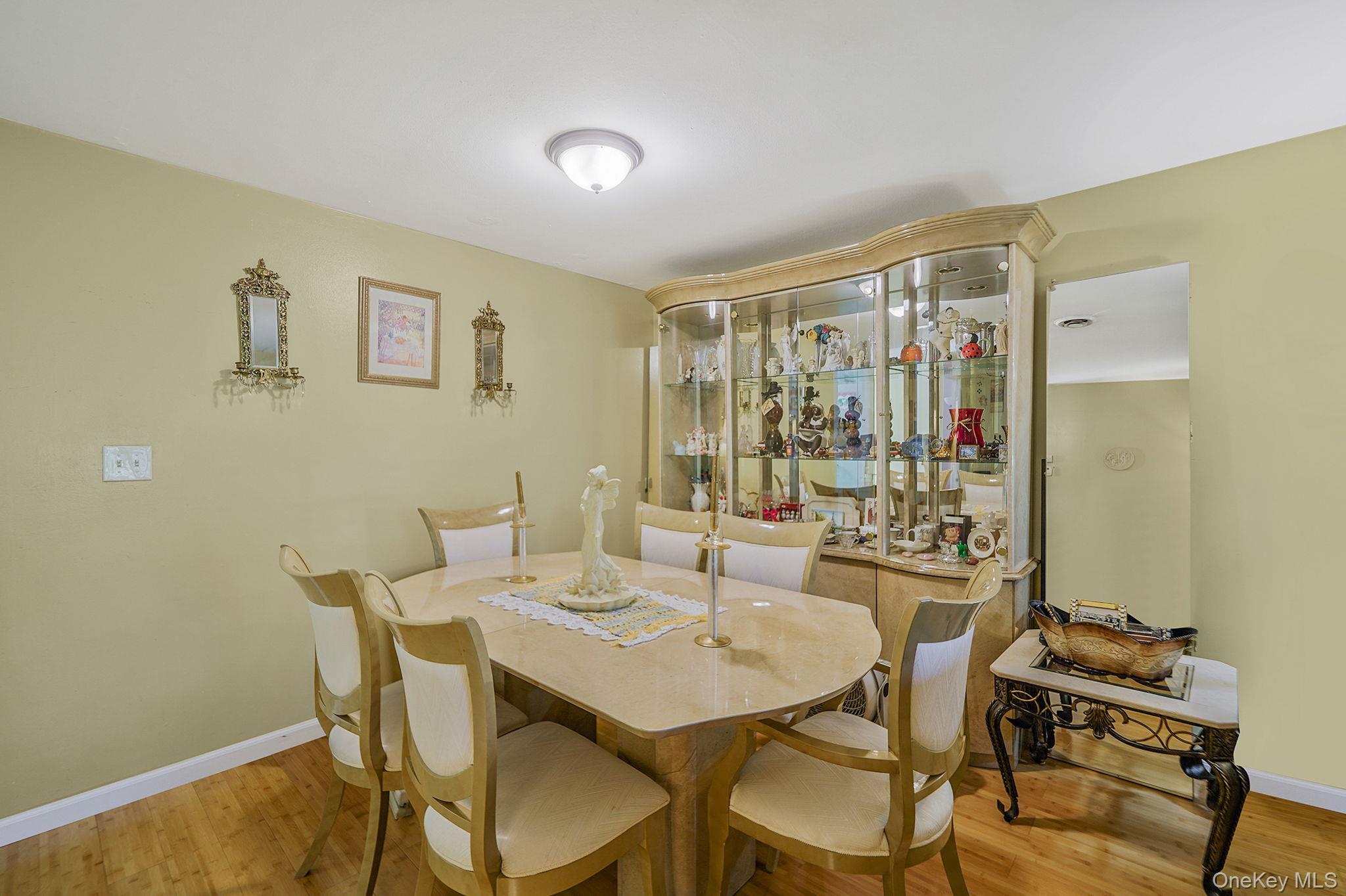 185 Newbrook # 185, Bay Shore, NY 11706