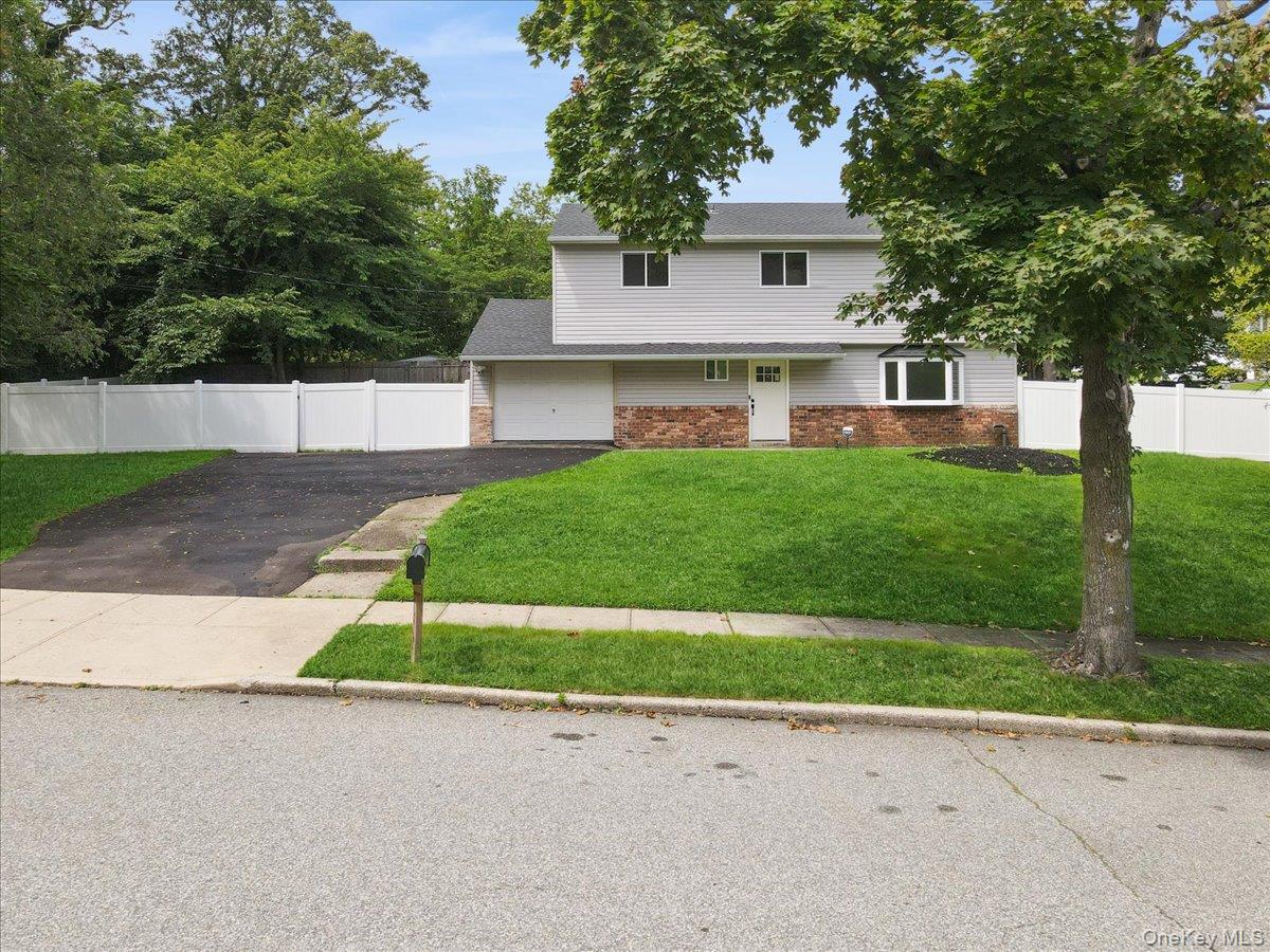 2 Ravenwood Drive, Kings Park, NY 11754