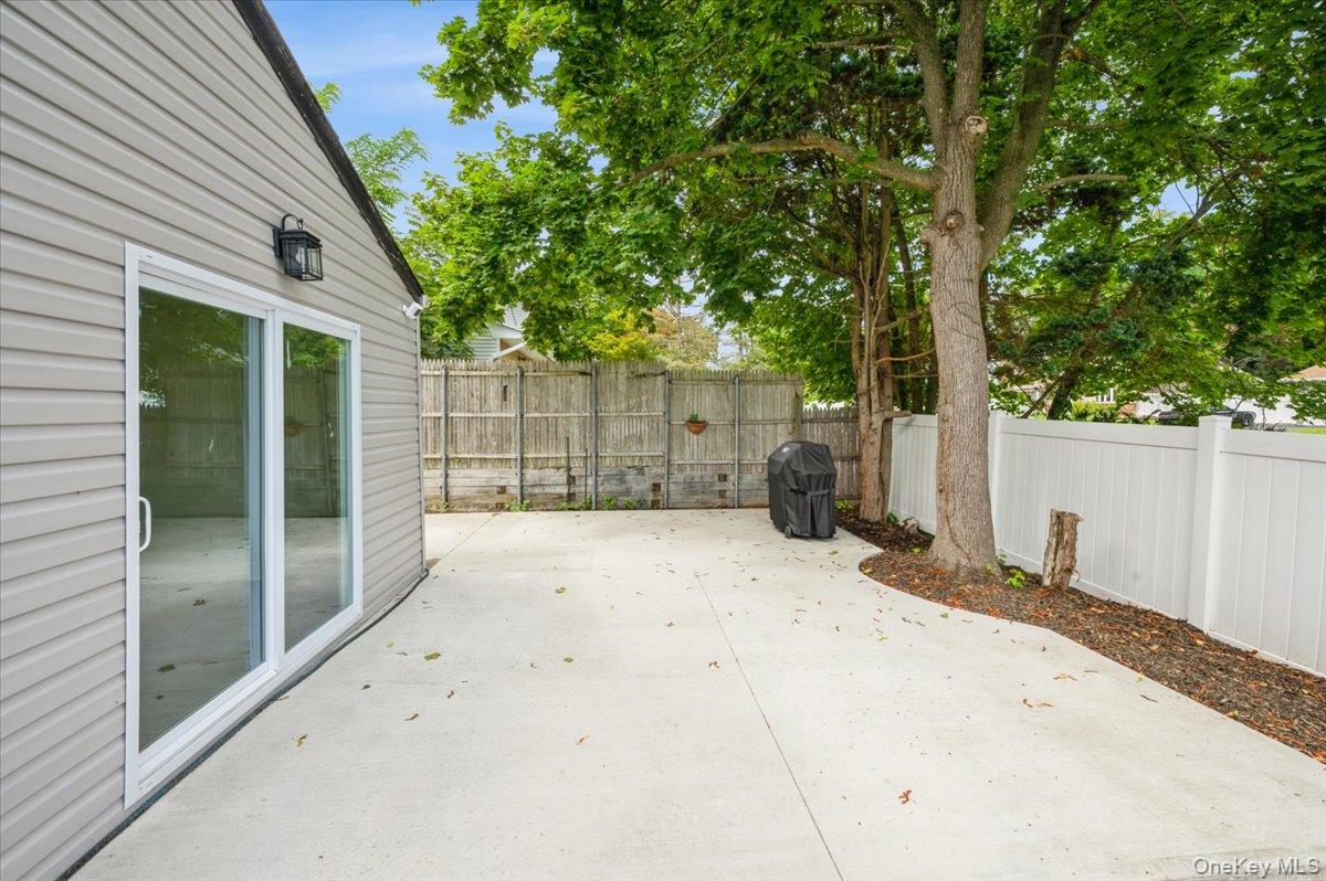 2 Ravenwood Drive, Kings Park, NY 11754