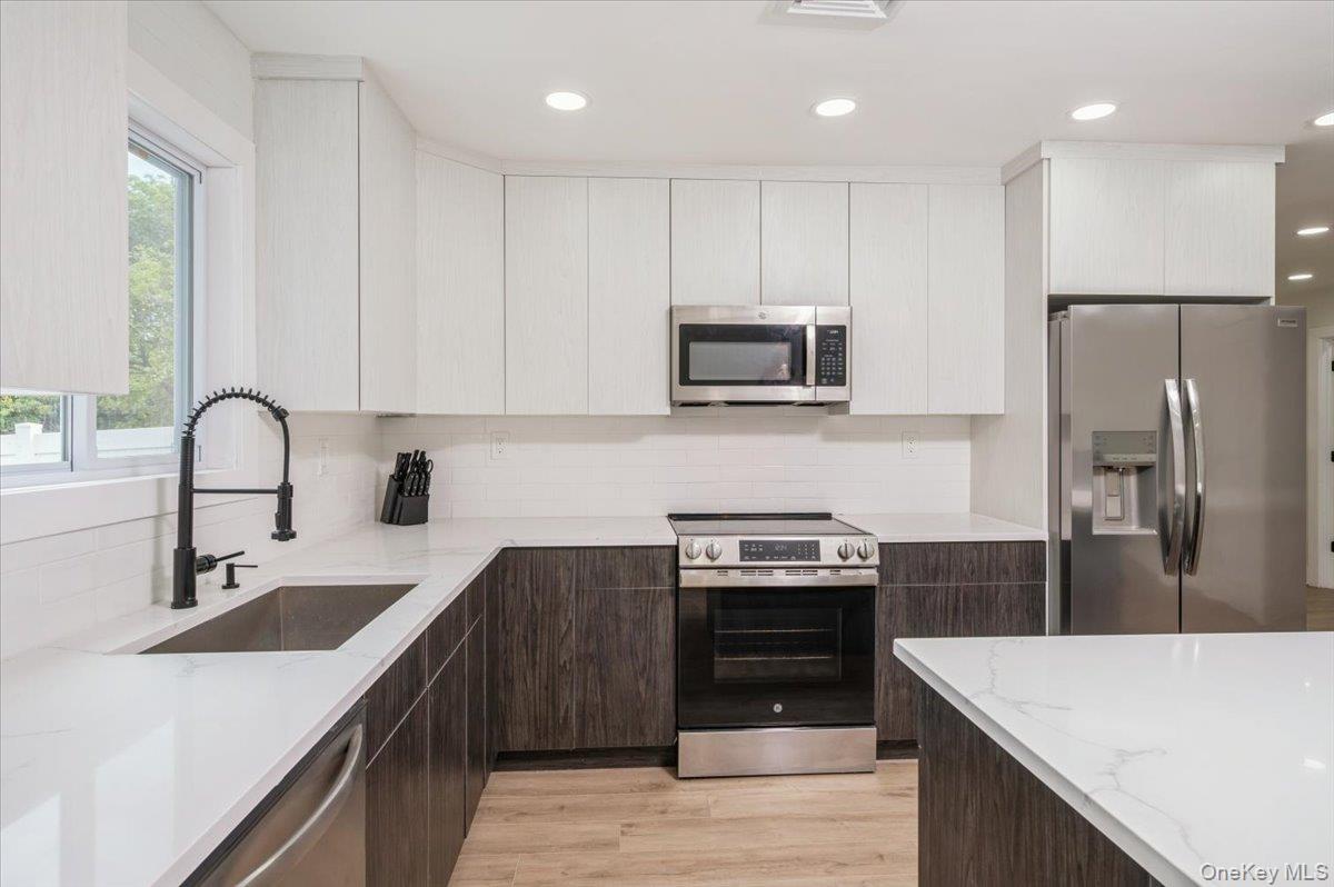 2 Ravenwood Drive, Kings Park, NY 11754