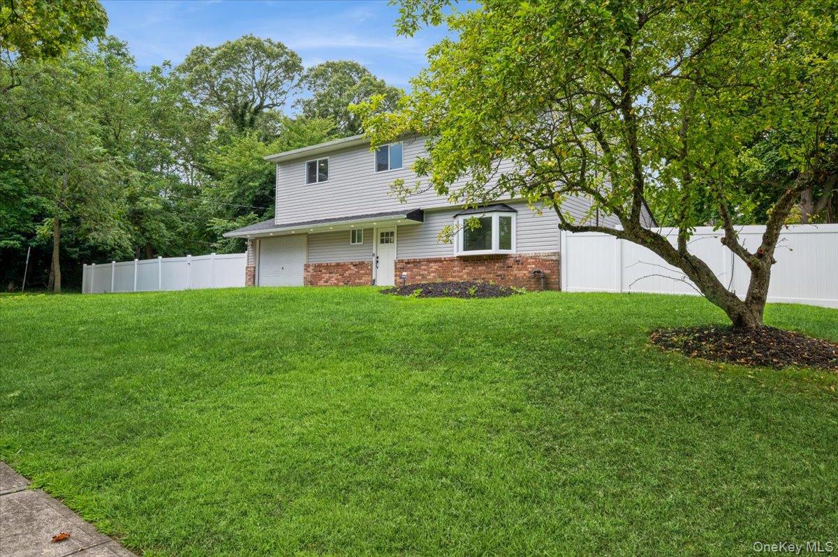 2 Ravenwood Drive, Kings Park, NY 11754