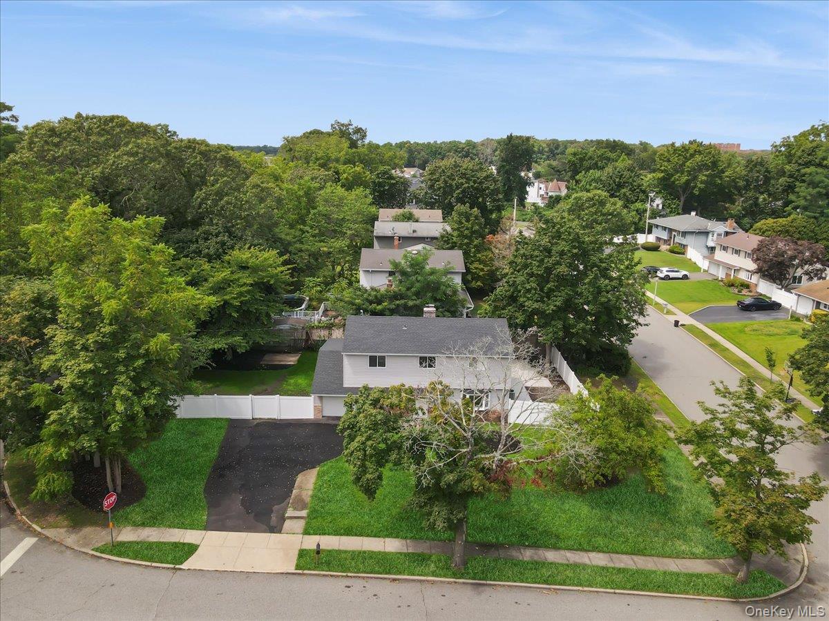 2 Ravenwood Drive, Kings Park, NY 11754