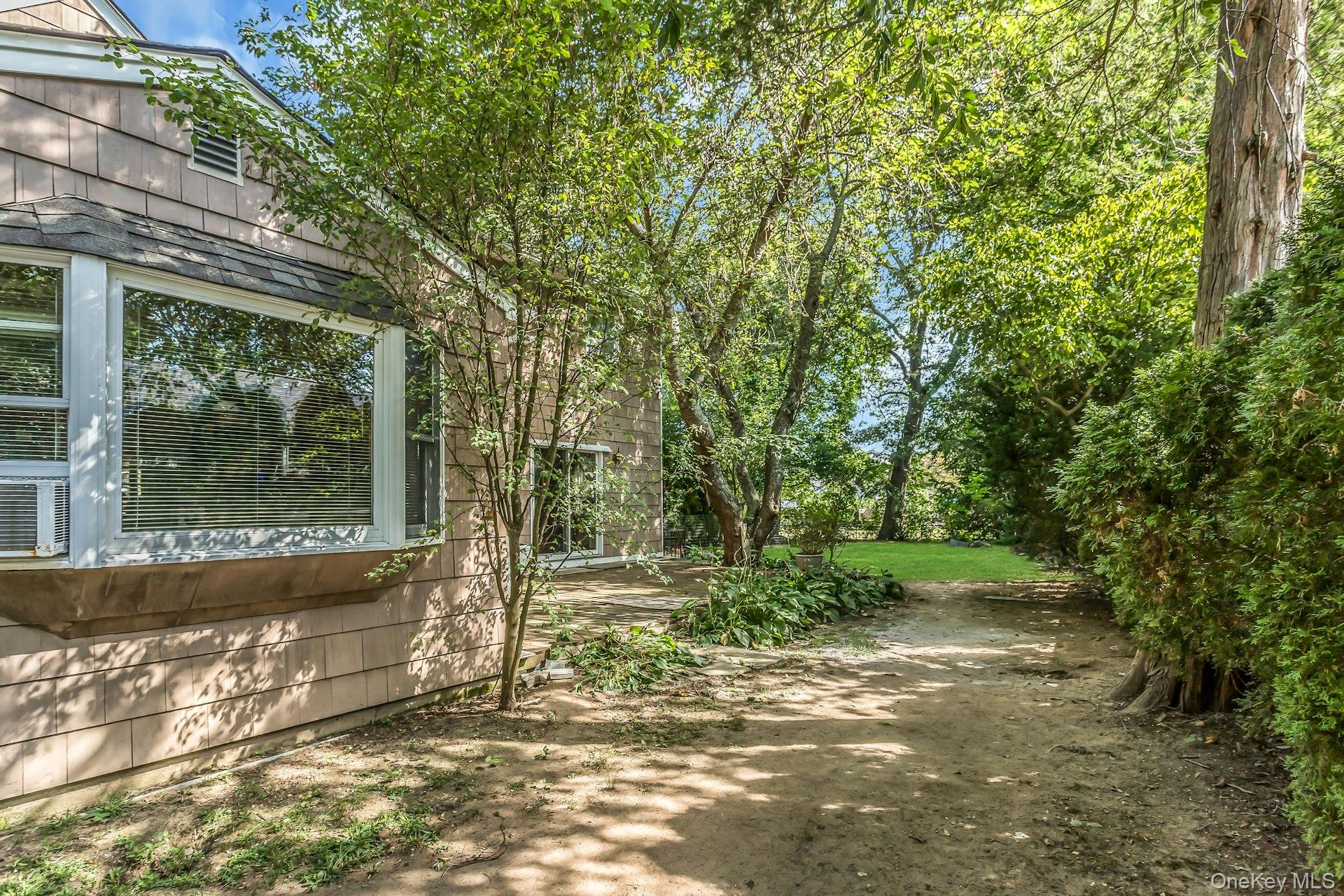 142 Maplewood Road, Huntington Station, NY 11746