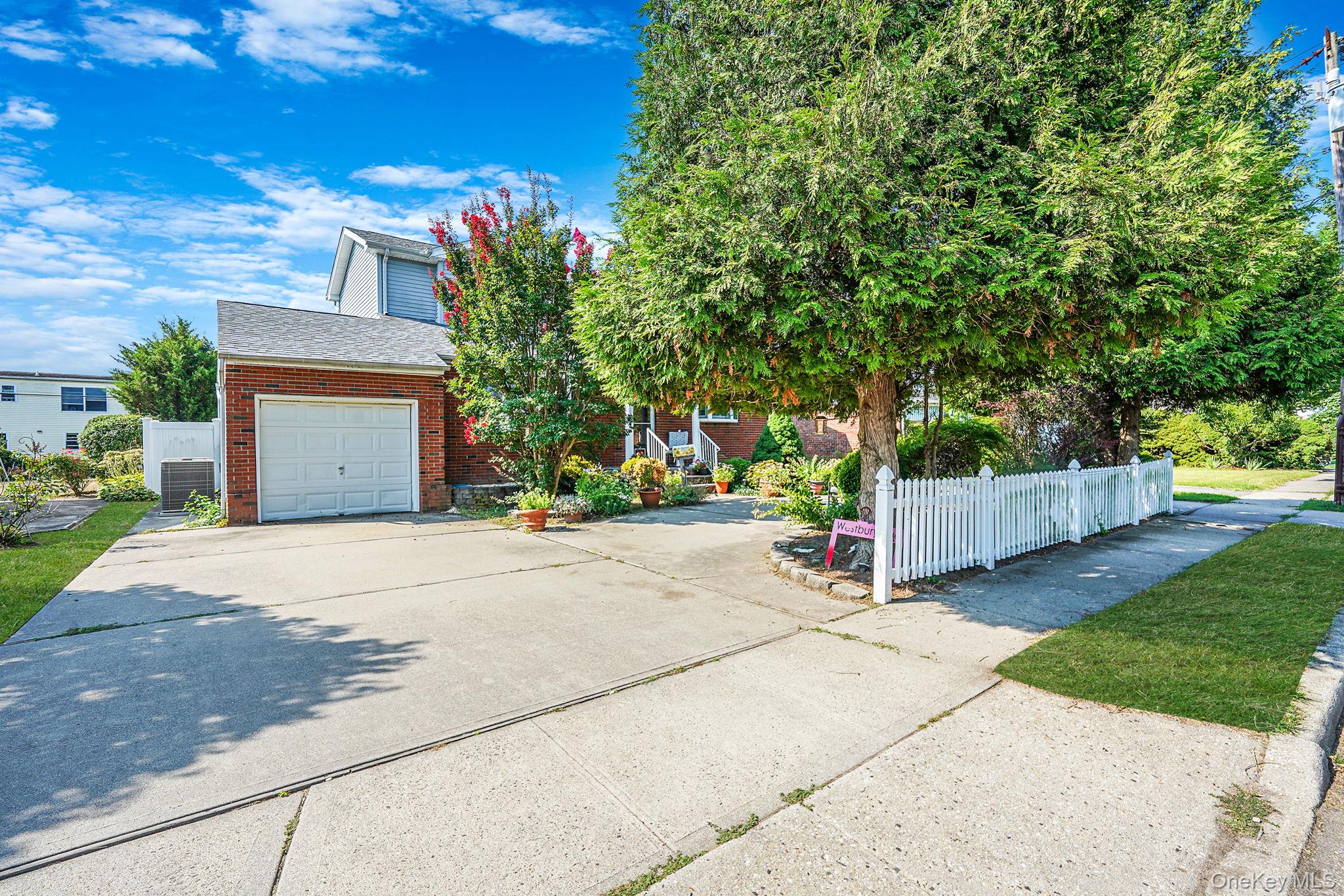 27 Westbury Avenue, Plainview, NY 11803