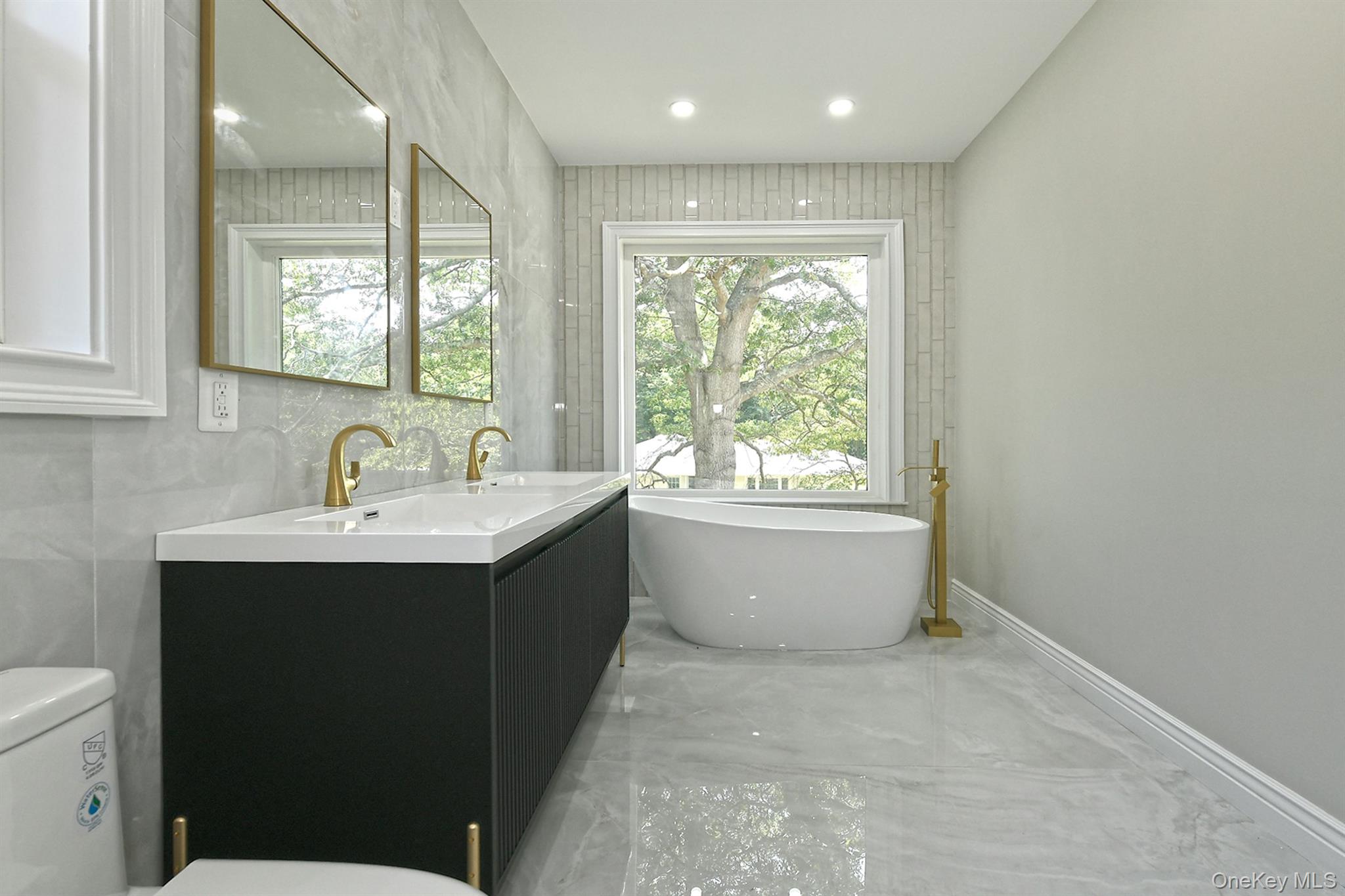 11 Edcris Lane, Huntington, NY 11743