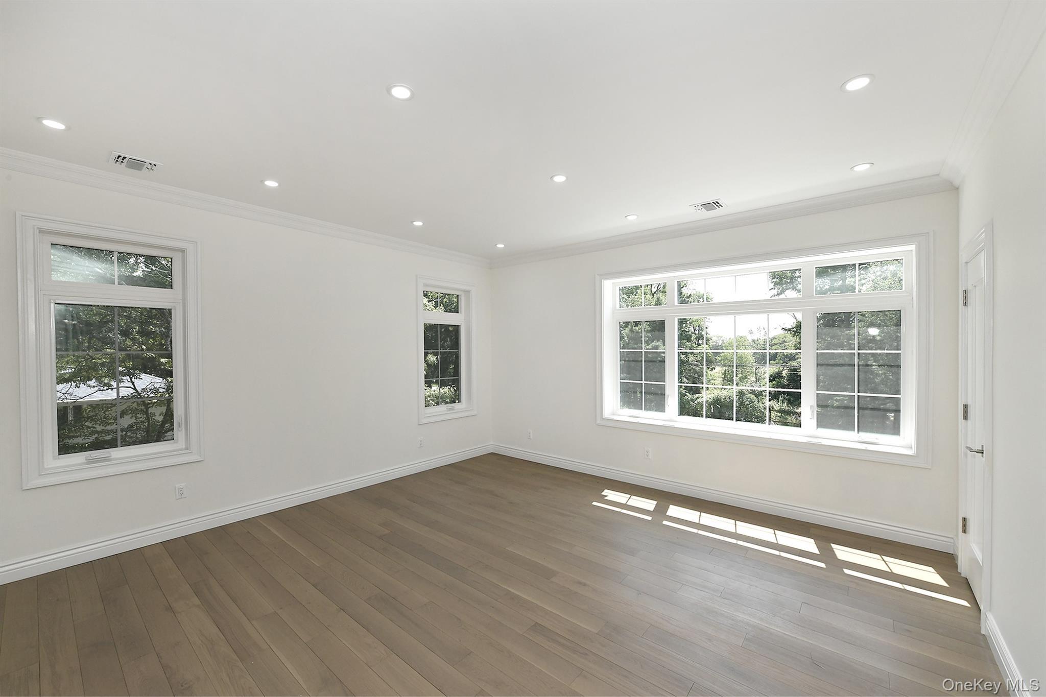 11 Edcris Lane, Huntington, NY 11743