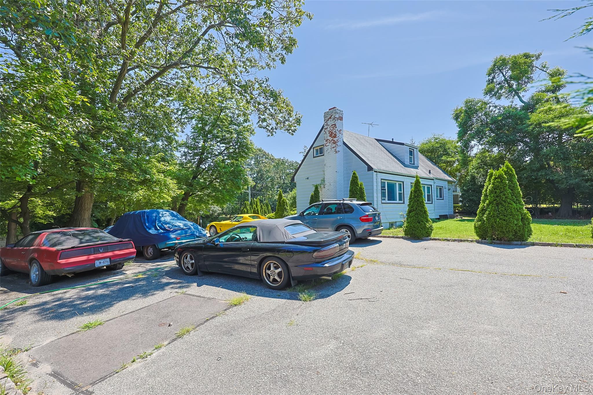 84 Middle Neck Road, Flower Hill, NY 11576