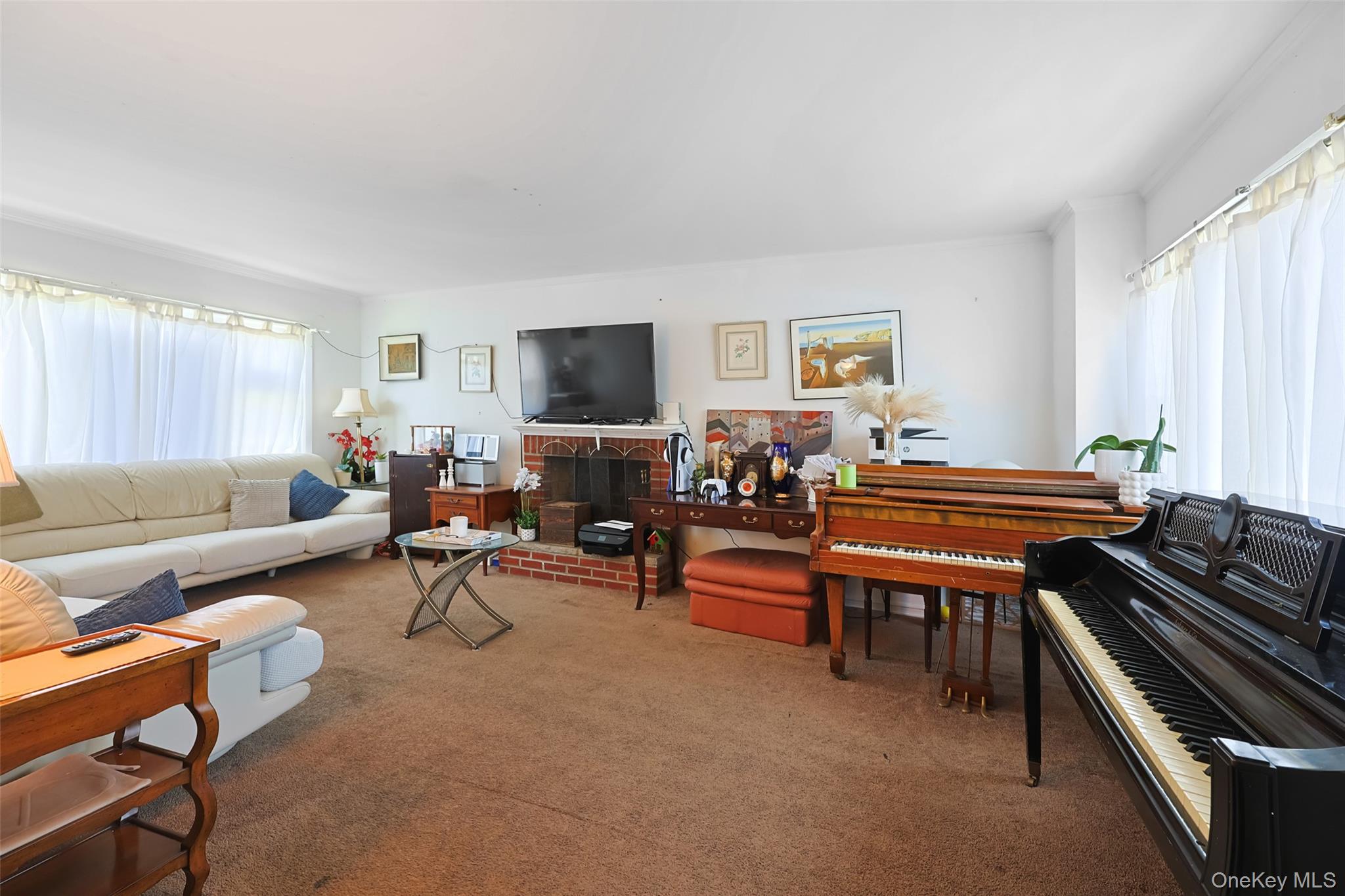 84 Middle Neck Road, Flower Hill, NY 11576