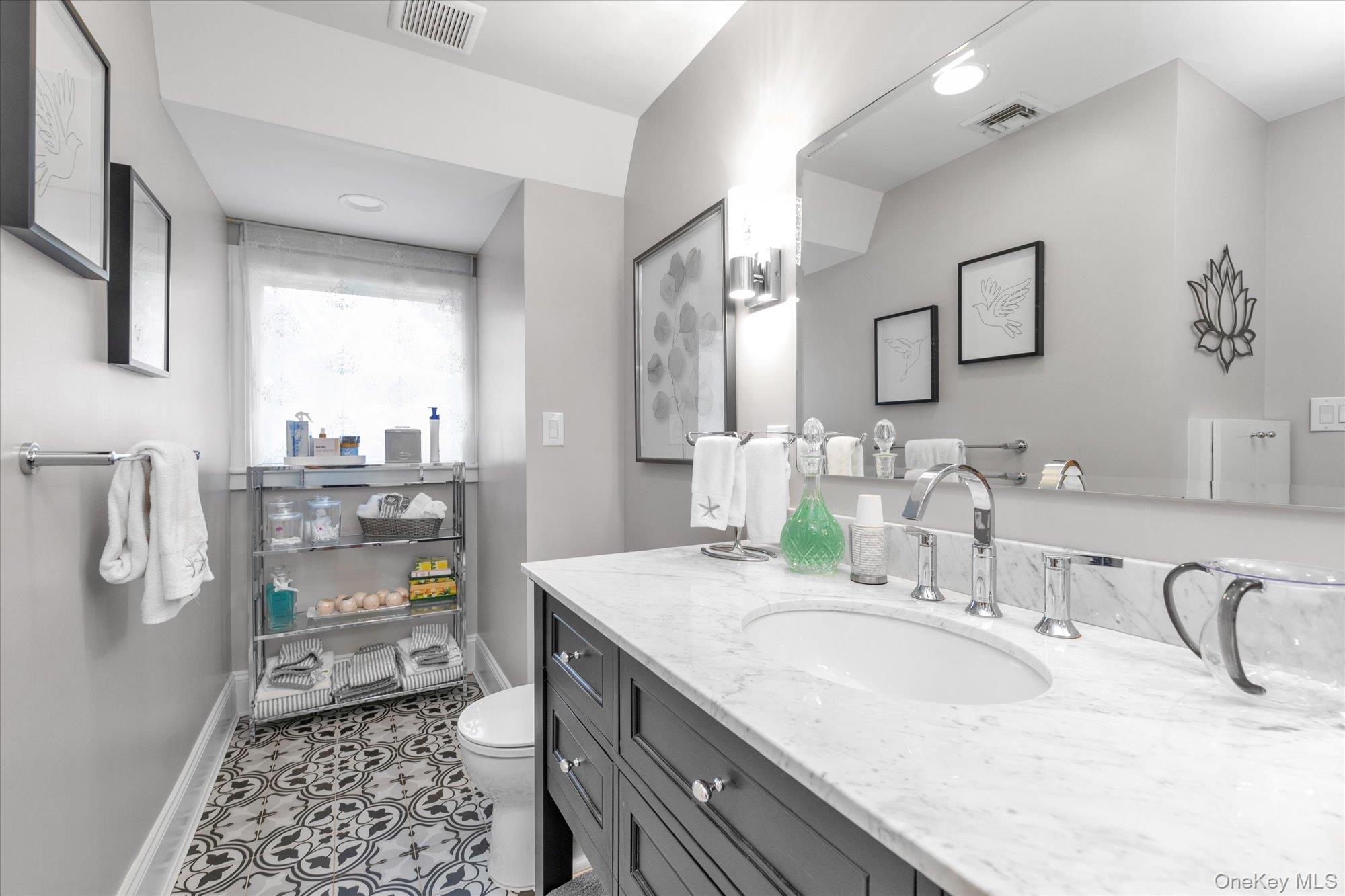 7 Stuyvesant Place, Lawrence, NY 11559