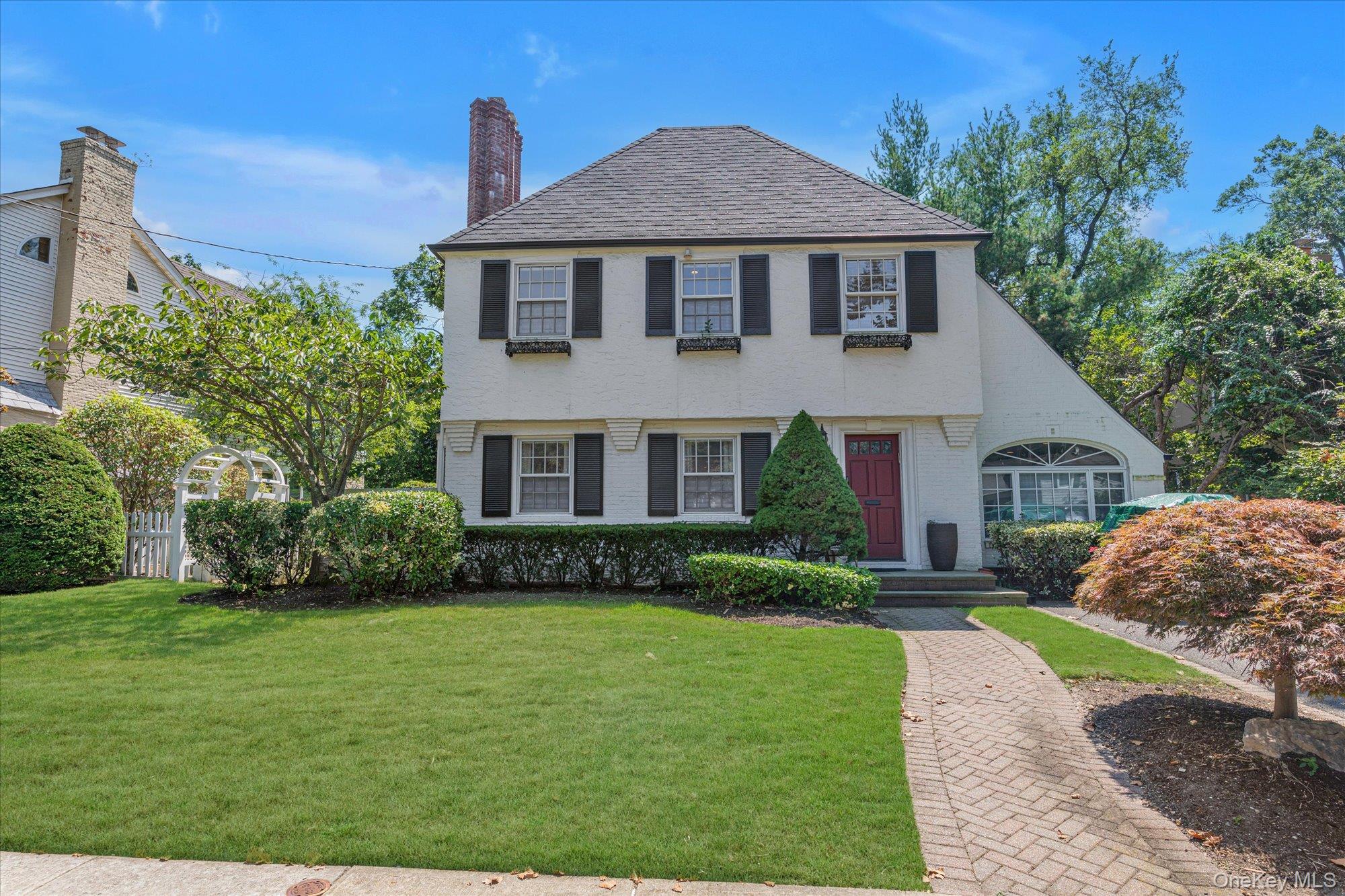 7 Stuyvesant Place, Lawrence, NY 11559