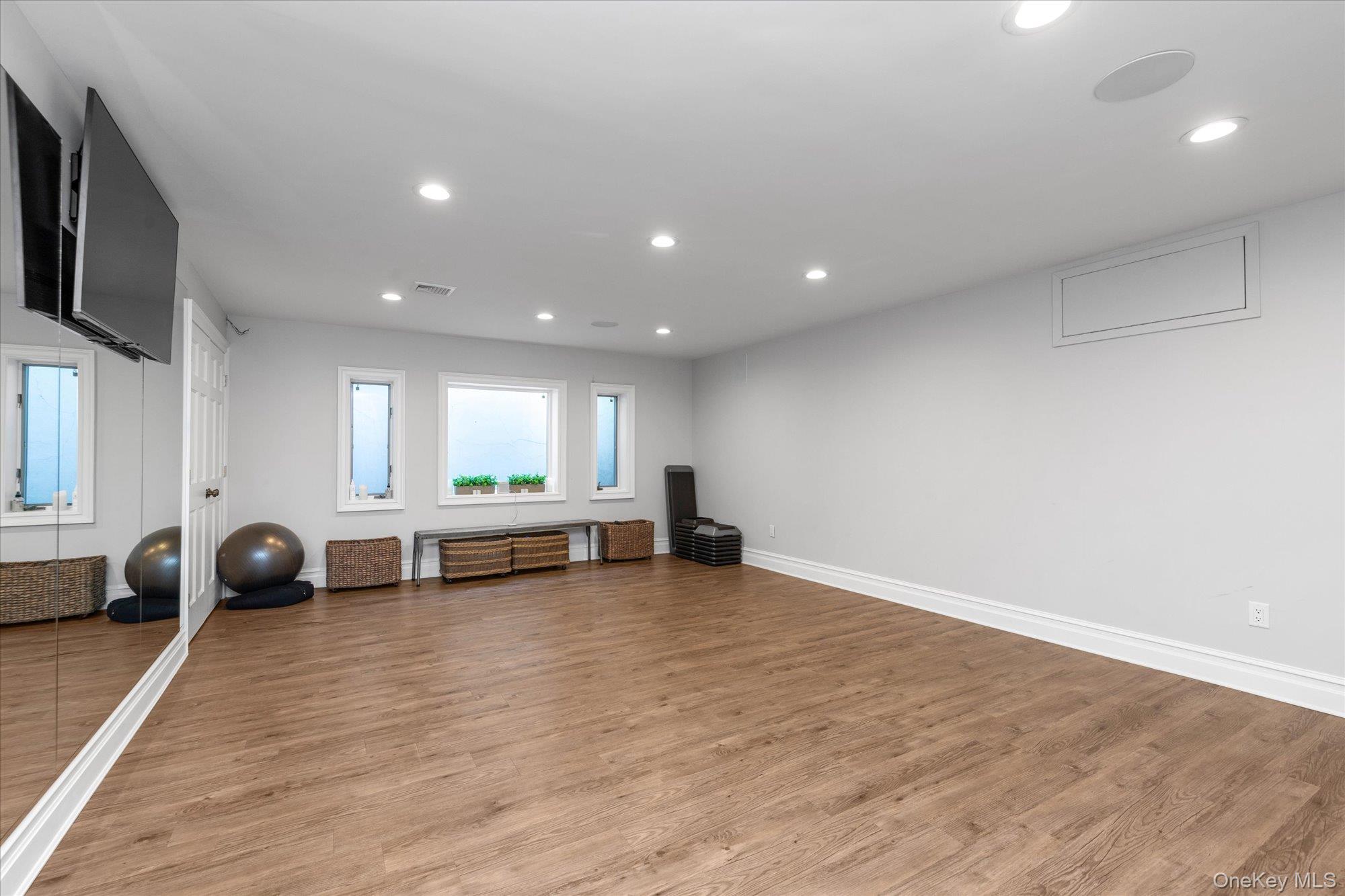 7 Stuyvesant Place, Lawrence, NY 11559