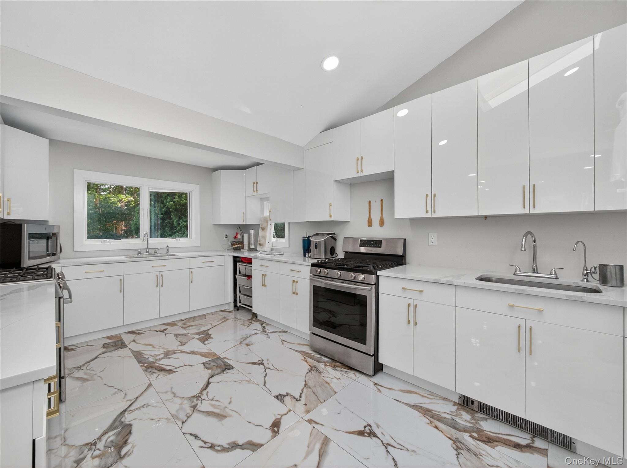 7 Eleanor Place, Airmont, NY 10952